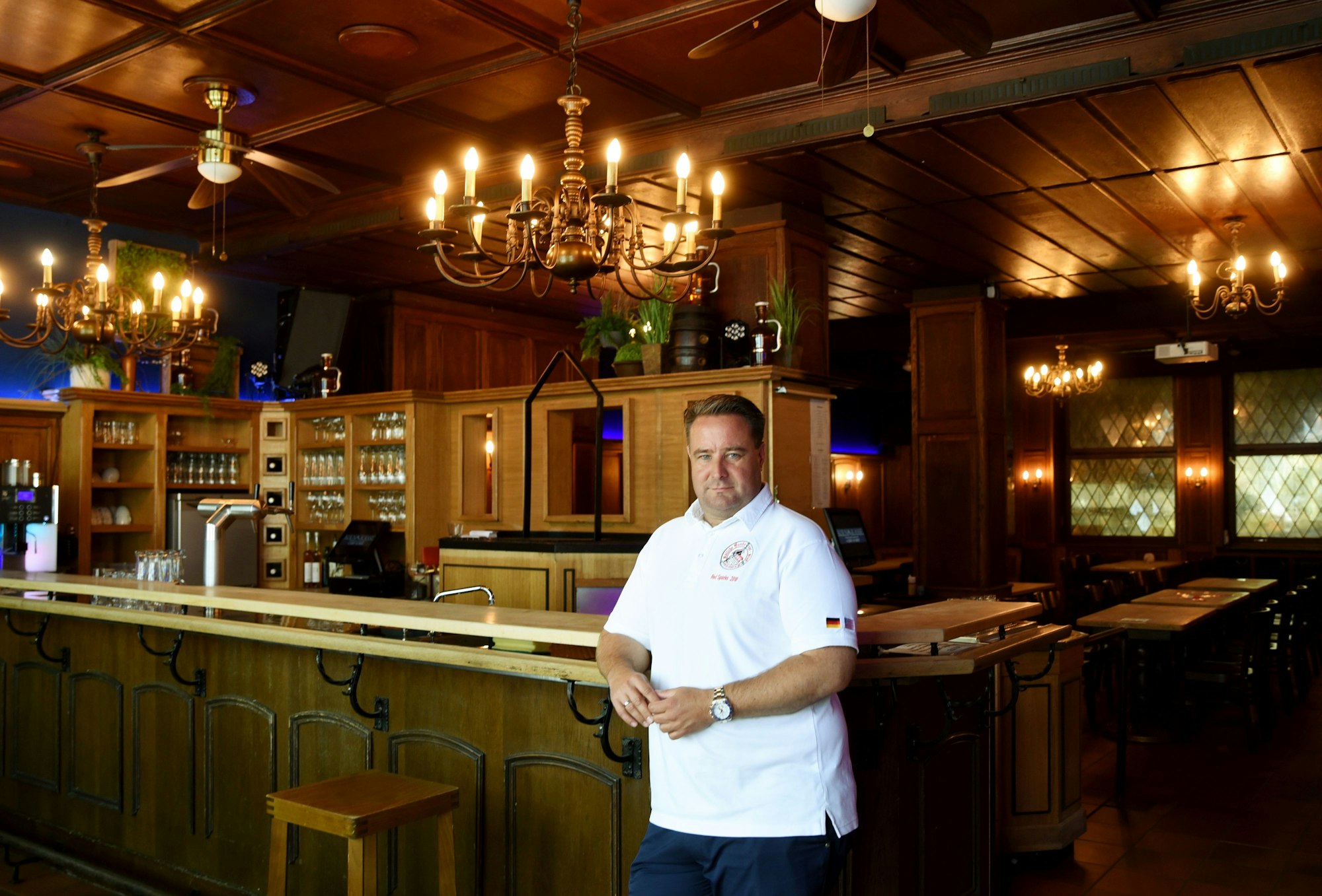 Chef Alexander Manek vom Haus Unkelbach an seinem Thresen. (Archivbild)