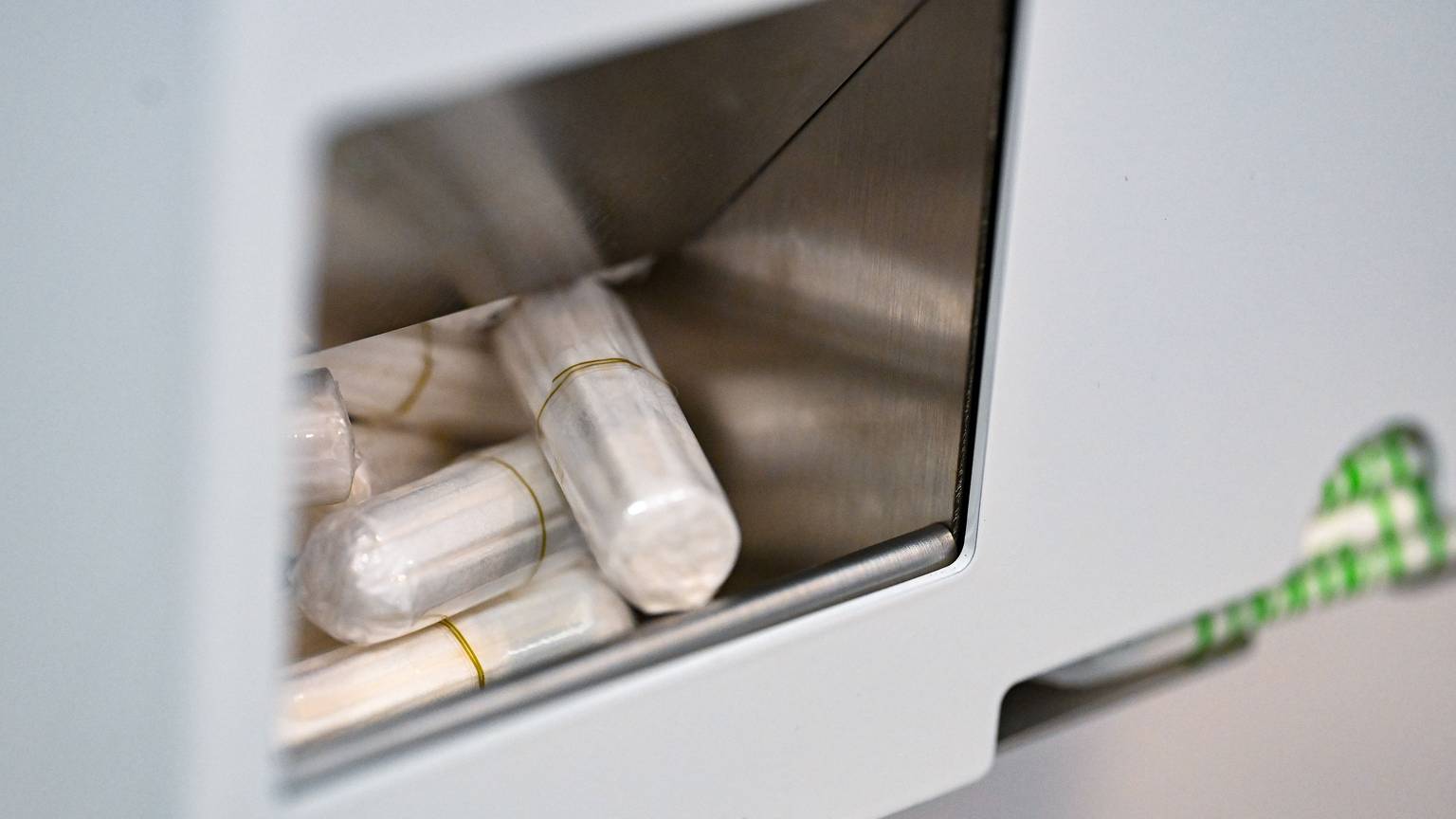 Tampons liegen in einem Tampon-Spender.