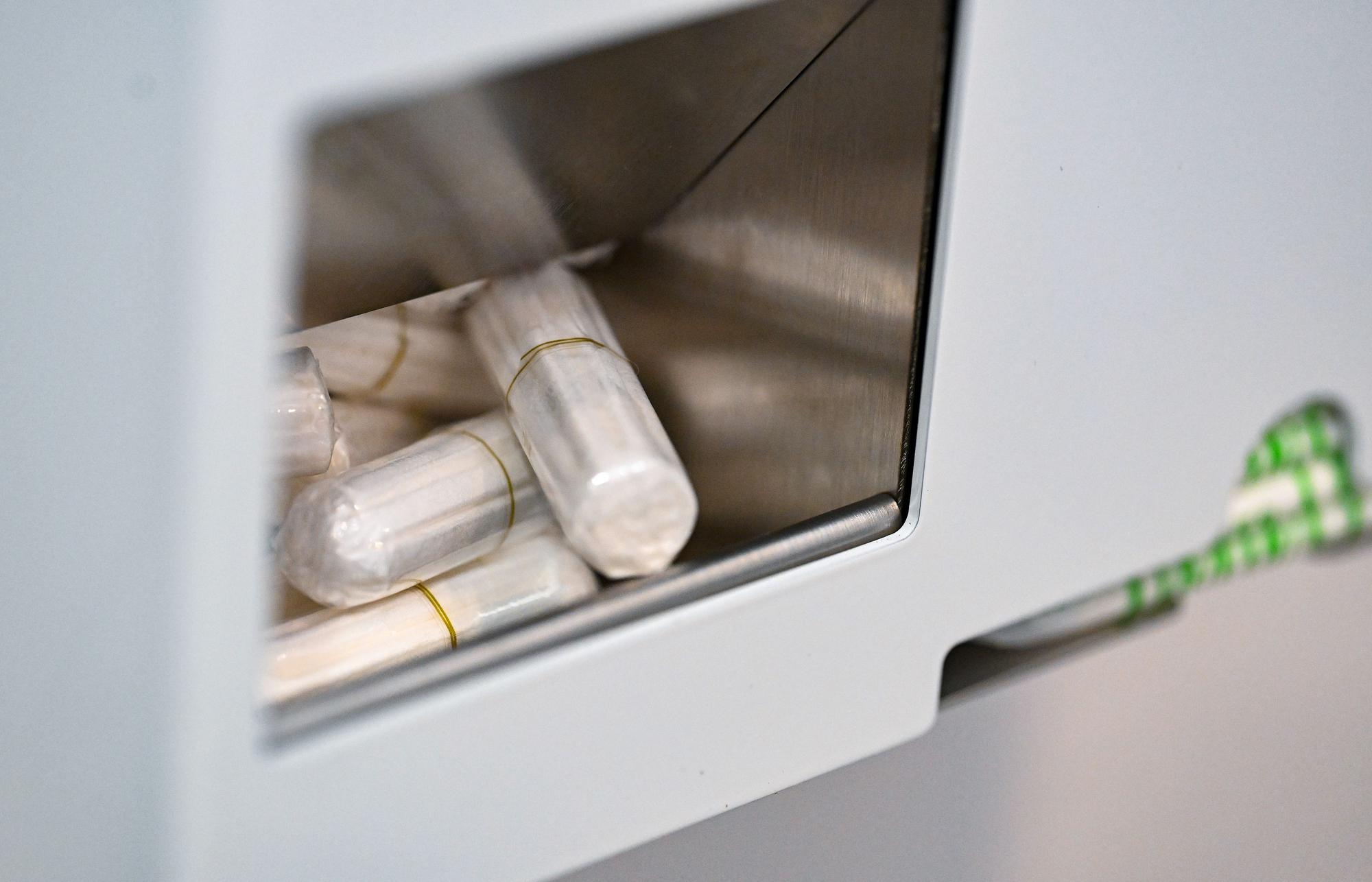 Tampons liegen in einem Tampon-Spender.