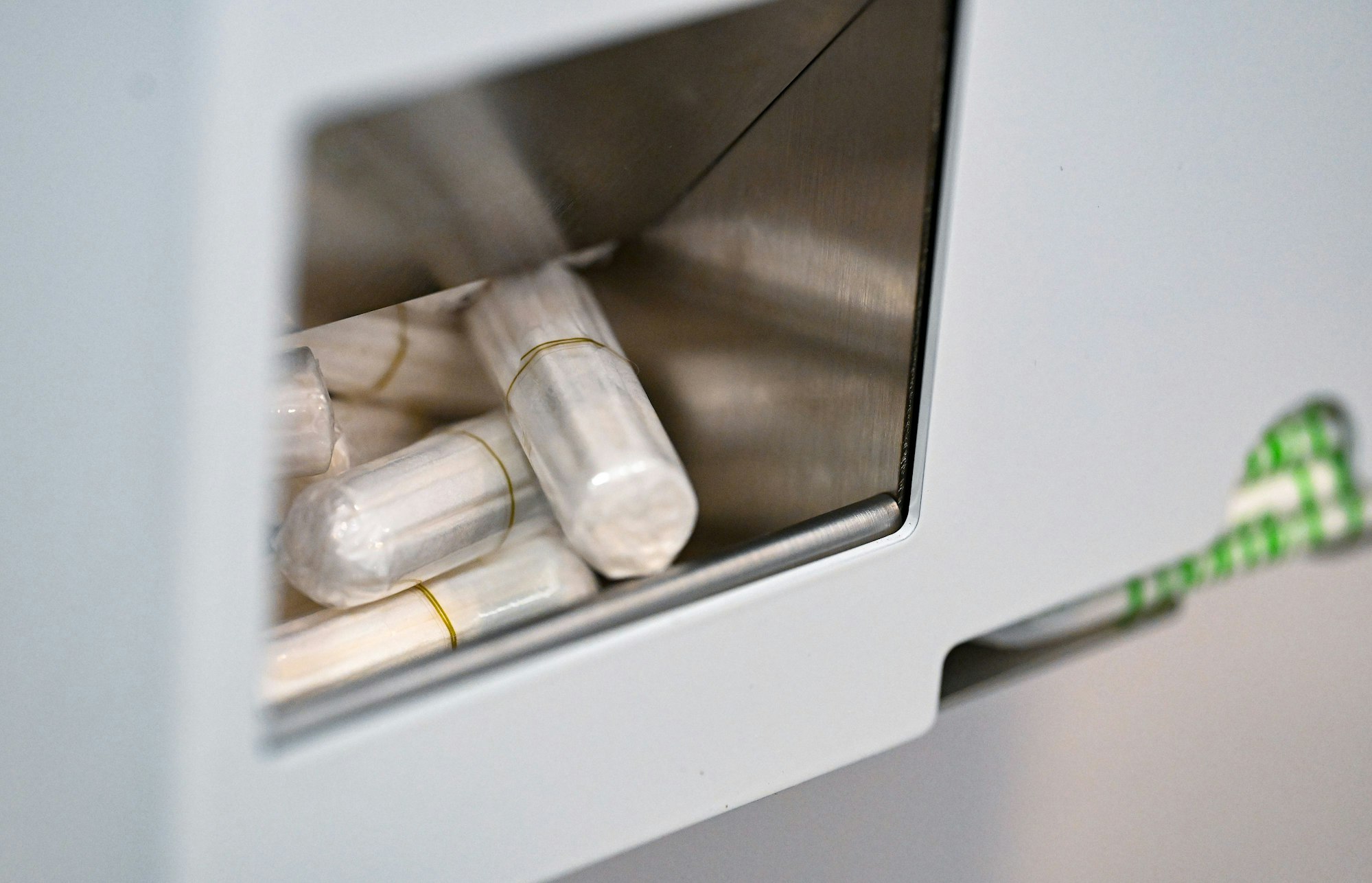 Tampons liegen in einem Tampon-Spender.