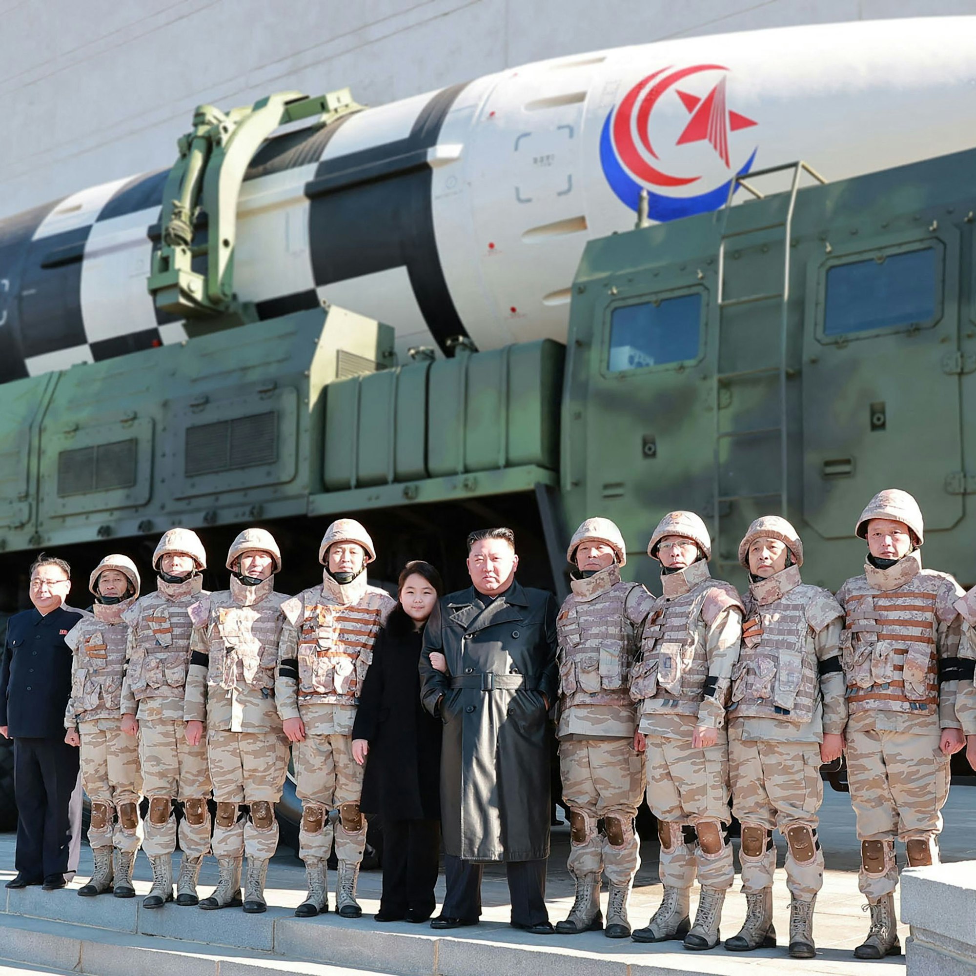 Kim Jong Un auf einem Fototermin mit Tochter und Rakete.