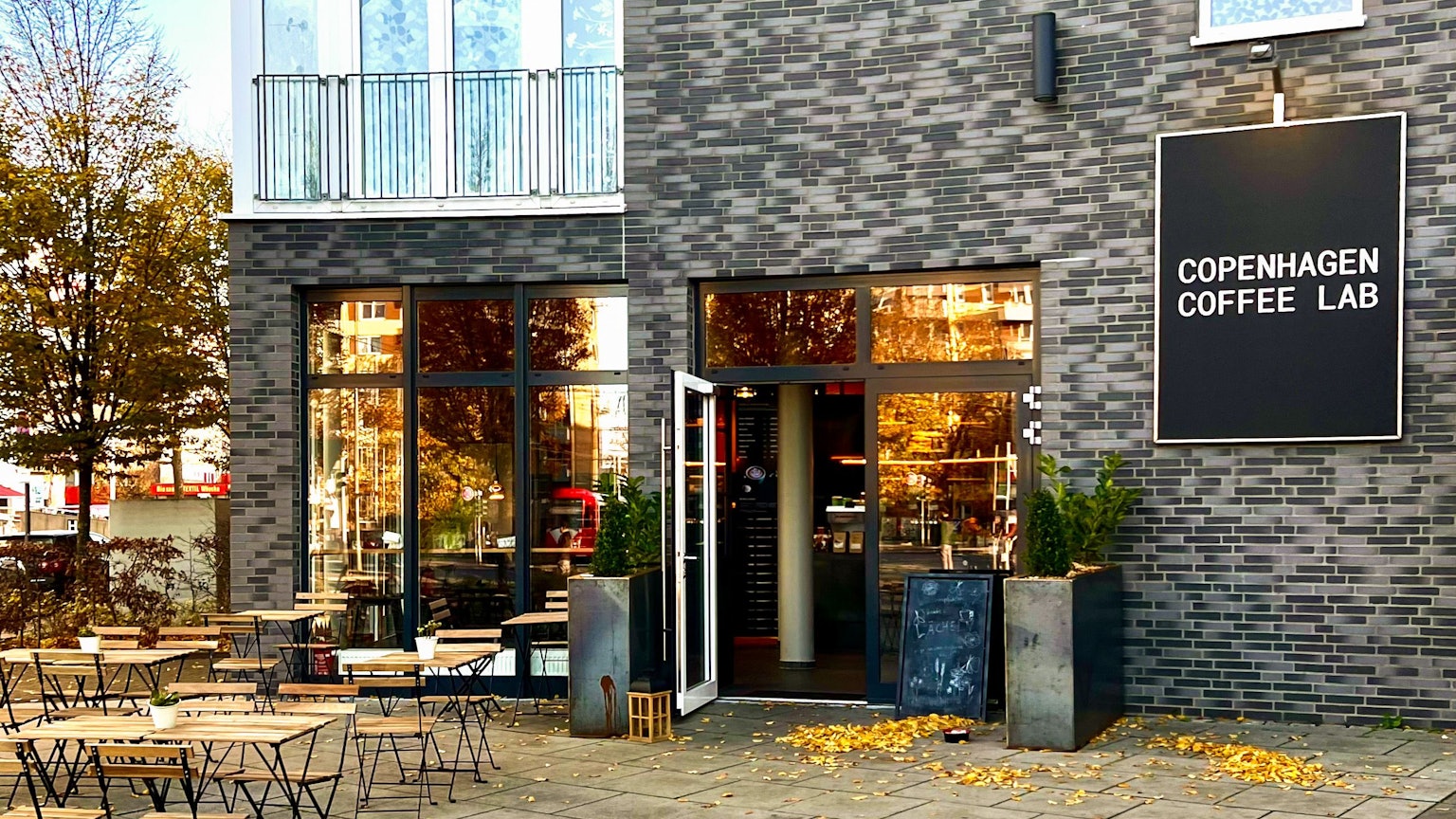 Der Eingang des Copenhagen Coffee Lab in Köln-Ehrenfeld.
