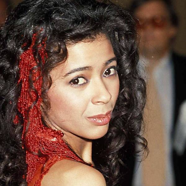 Die Sängerin Irene Cara mit rotem Haarband.