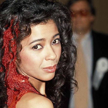 Die Sängerin Irene Cara mit rotem Haarband.