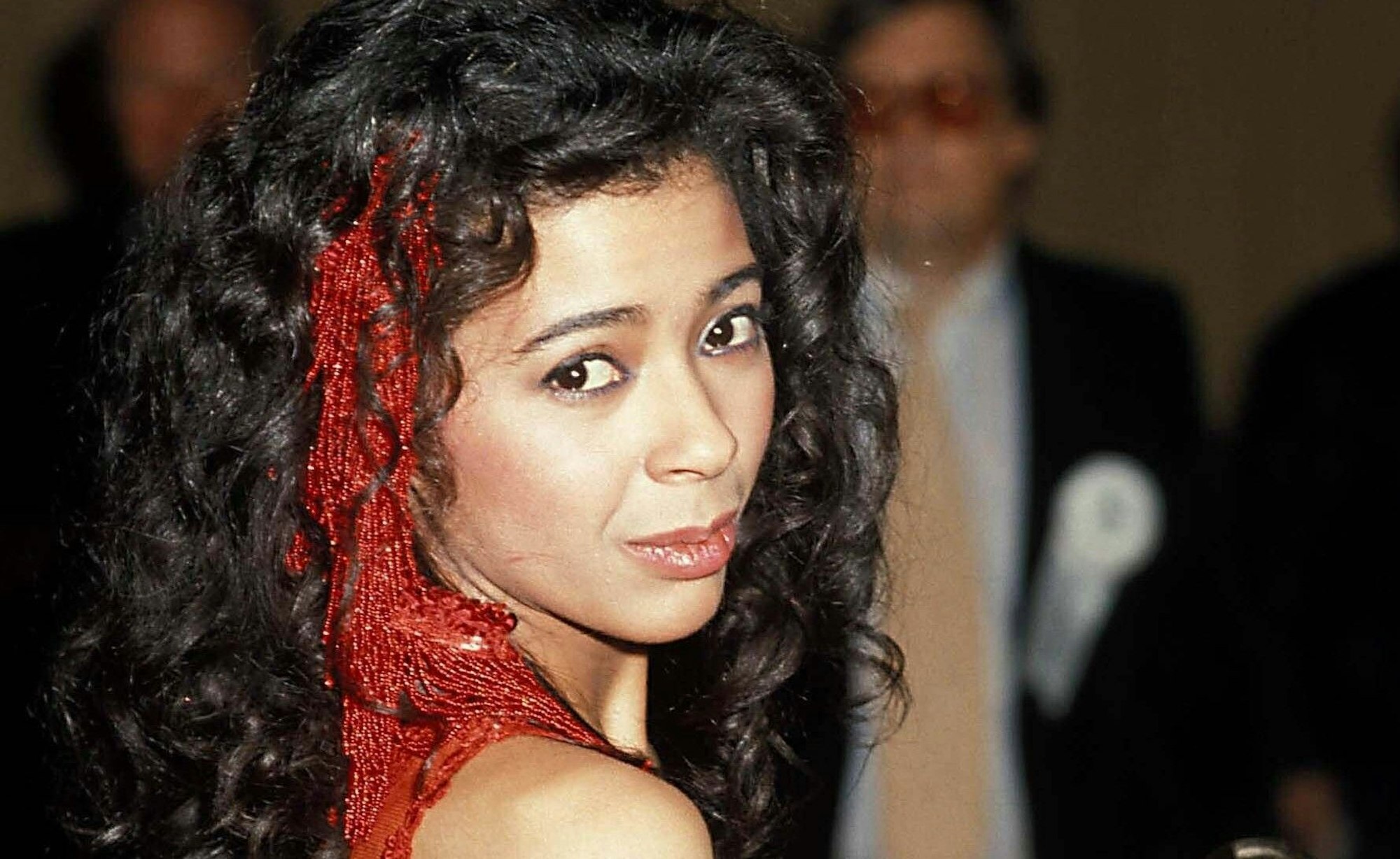 Die Sängerin Irene Cara mit rotem Haarband.