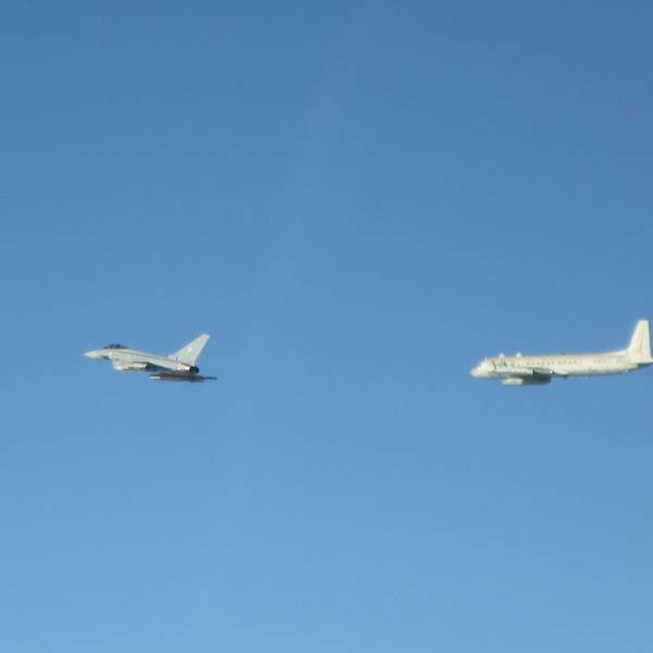 Ein Eurofighter der Alarmrotte der deutschen Luftwaffe (l.) überprüft über der Ostsee ein russisches Militärflugzeug vom Typ Iljuschin IL-20.