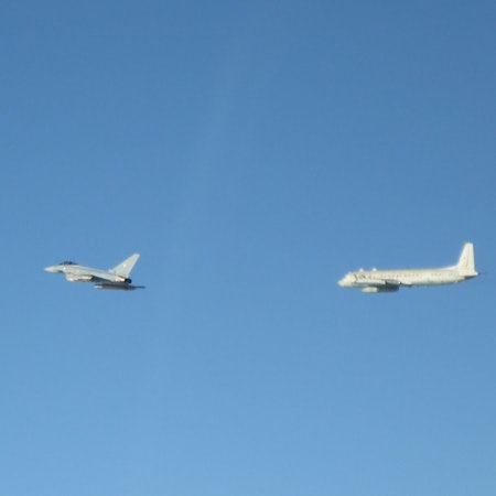 Ein Eurofighter der Alarmrotte der deutschen Luftwaffe (l.) überprüft über der Ostsee ein russisches Militärflugzeug vom Typ Iljuschin IL-20.