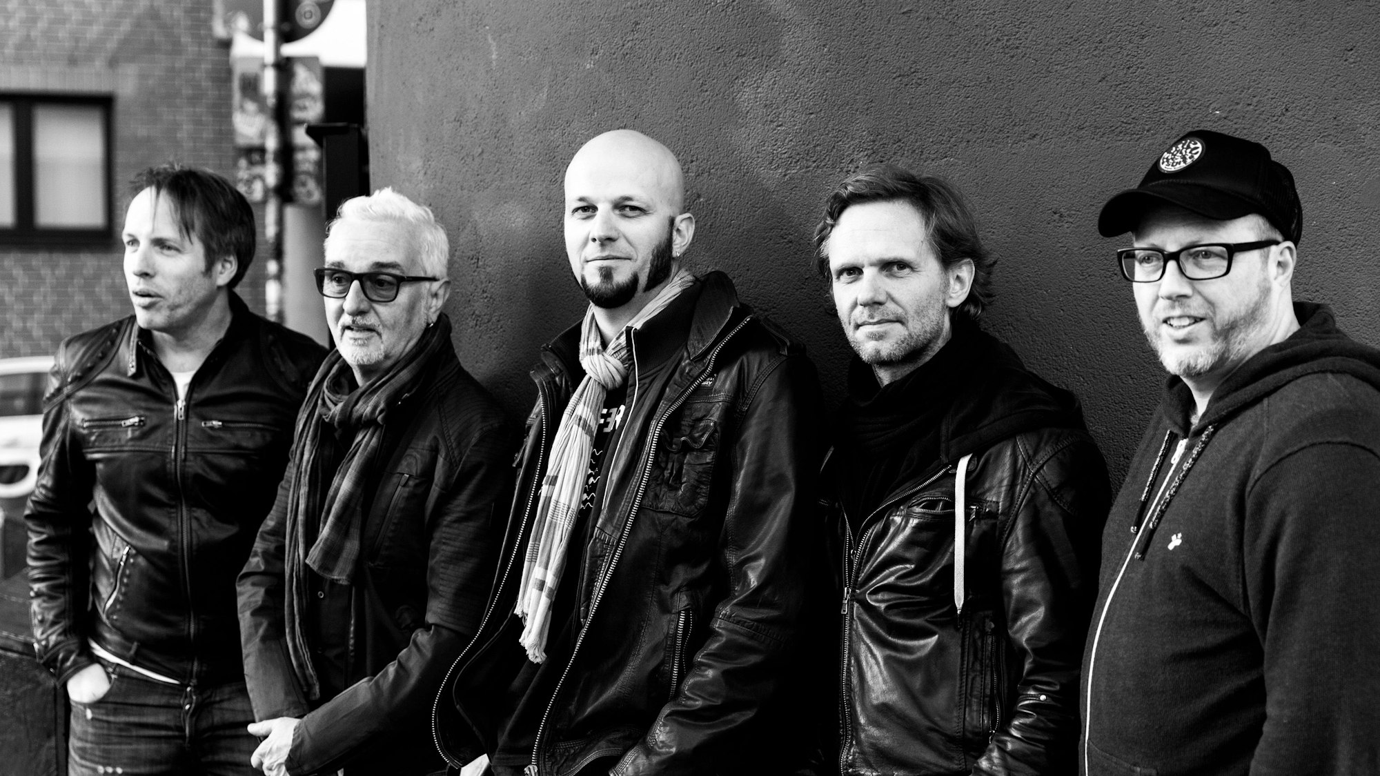 Der Leverkusener Frontmann der Bläck Fööss, Pit Hupperten (Mitte), hat mit der Jakob-Hansonis-Band ein Bowie-Programm konzipiert.