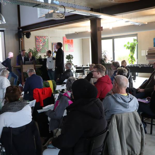 Die Bürgerinnen und Bürger schauen im Workshop auf eine Leinwand.