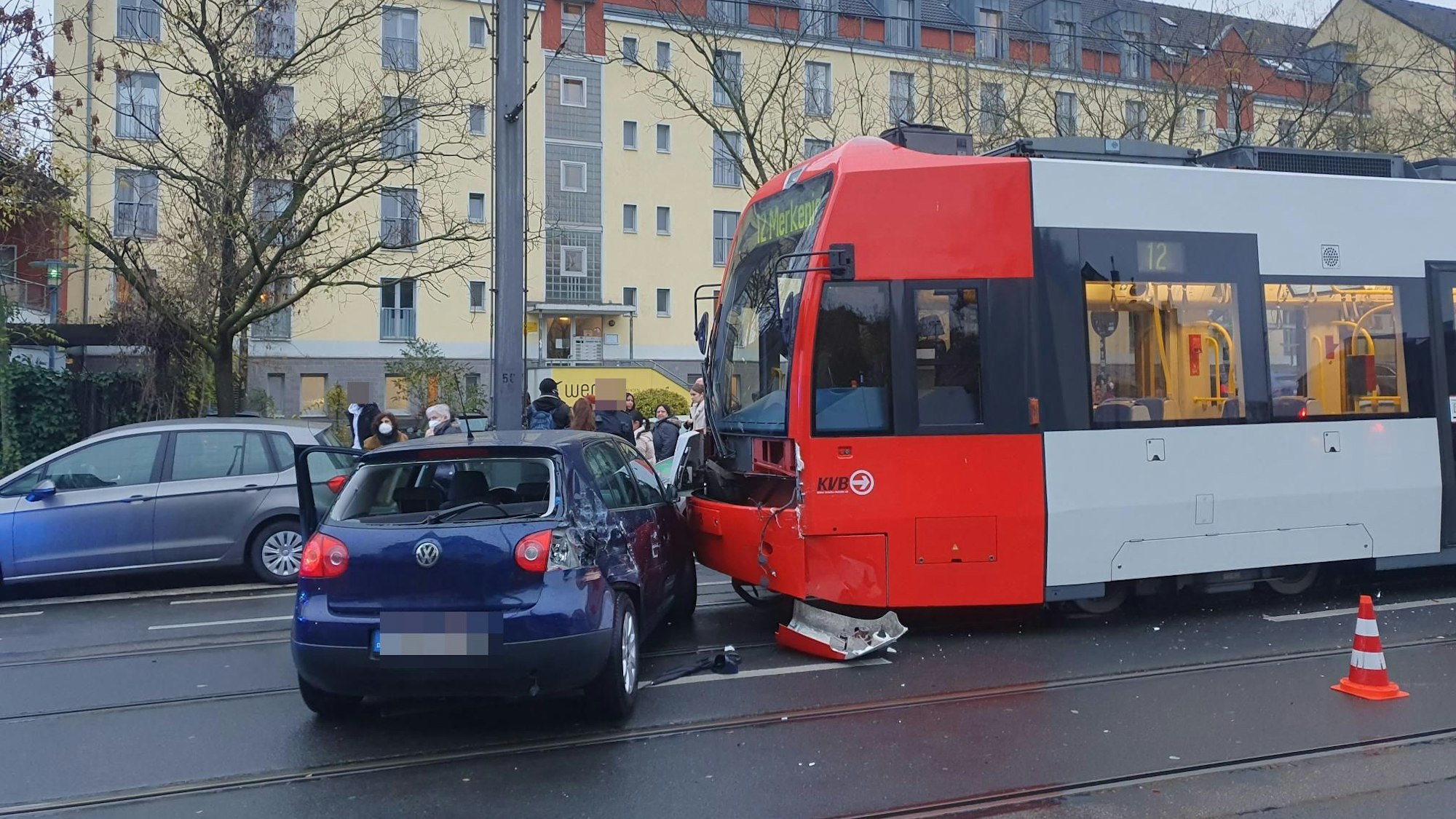 Ein Fahrzeug steht quer auf der Straße, eine Bahn der KVB ist mit diesem zusammengestoßen.