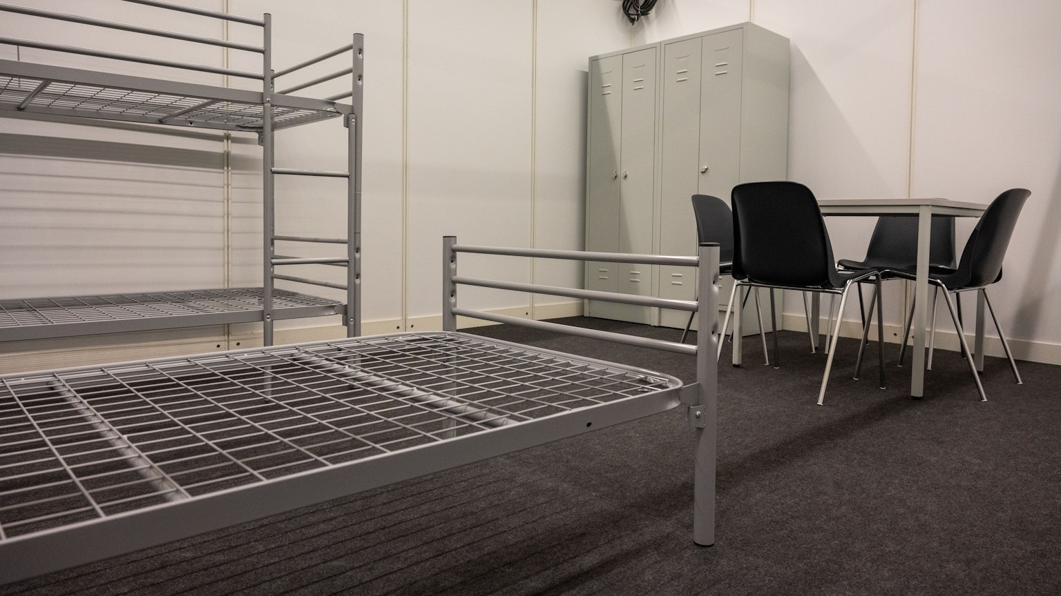 Im Innenraum der Kojen befinden sich Spinde, Betten und ein Tisch.