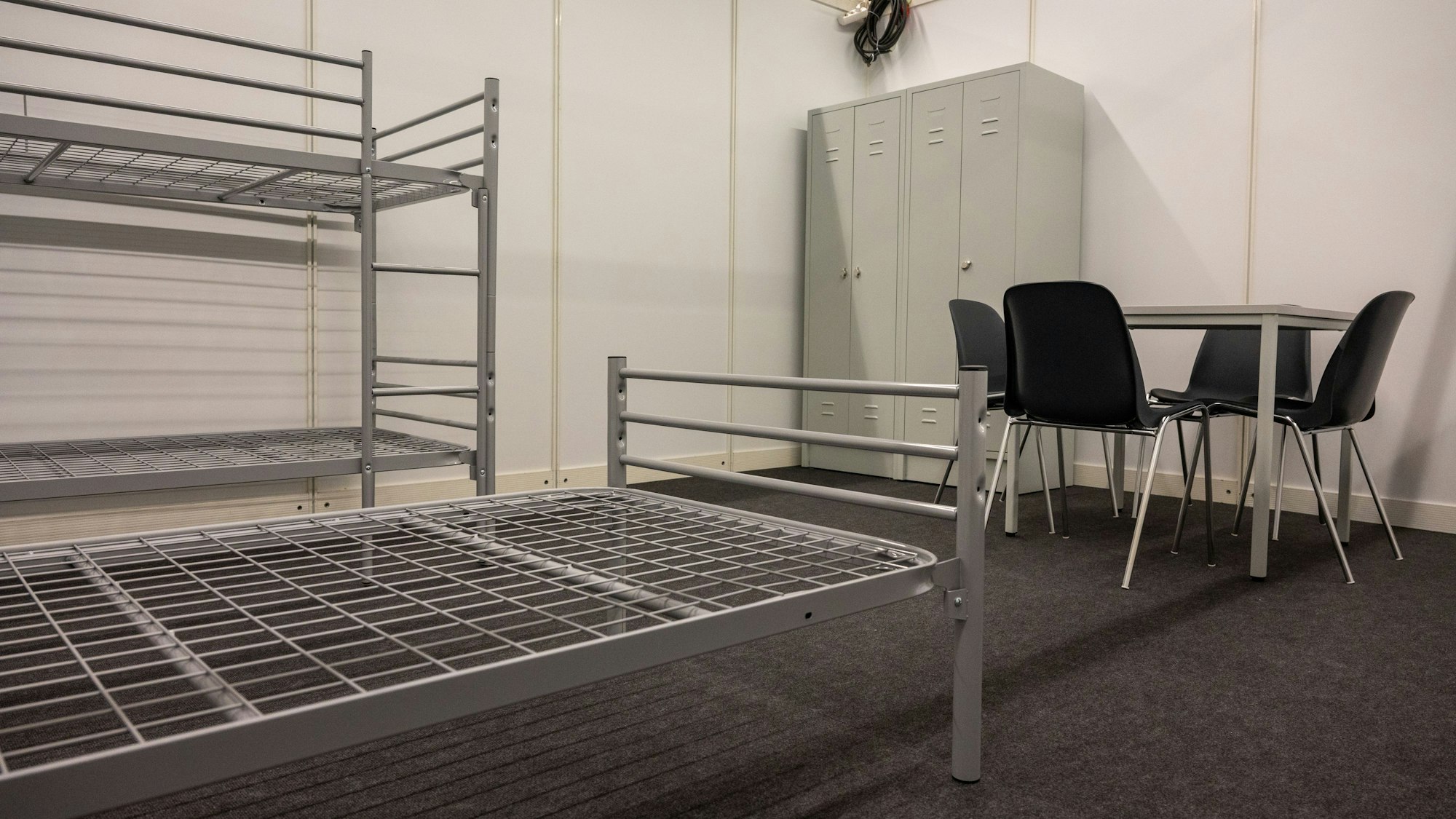 Im Innenraum der Kojen befinden sich Spinde, Betten und ein Tisch.