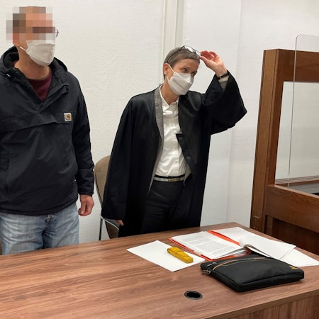 Der Beschuldigte mit seiner Verteidigerin Susanne Cziongala im Kölner Landgericht.