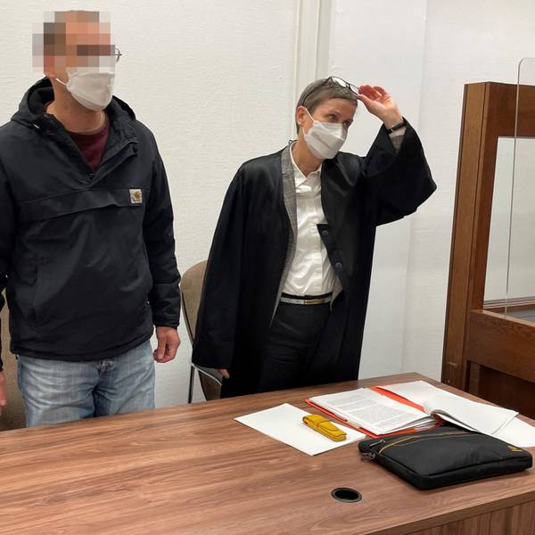 Brandanschlag auf den jüdischen Friedhof in Köln-Vogelsang: Der Beschuldigte im Landgericht mit Verteidigerin Susanne Cziongalla.