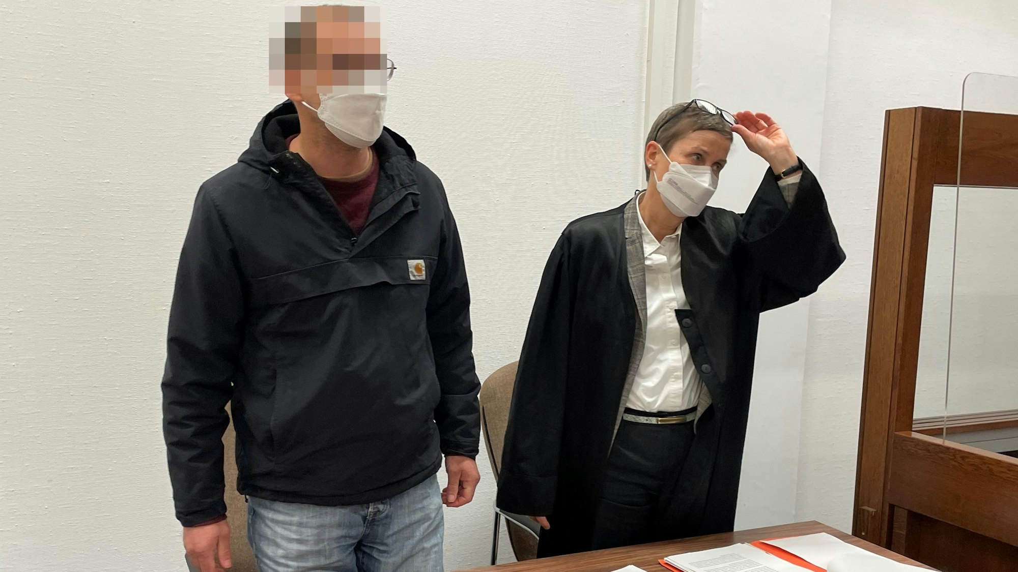 Der Beschuldigte mit seiner Verteidigerin Susanne Cziongala im Kölner Landgericht.