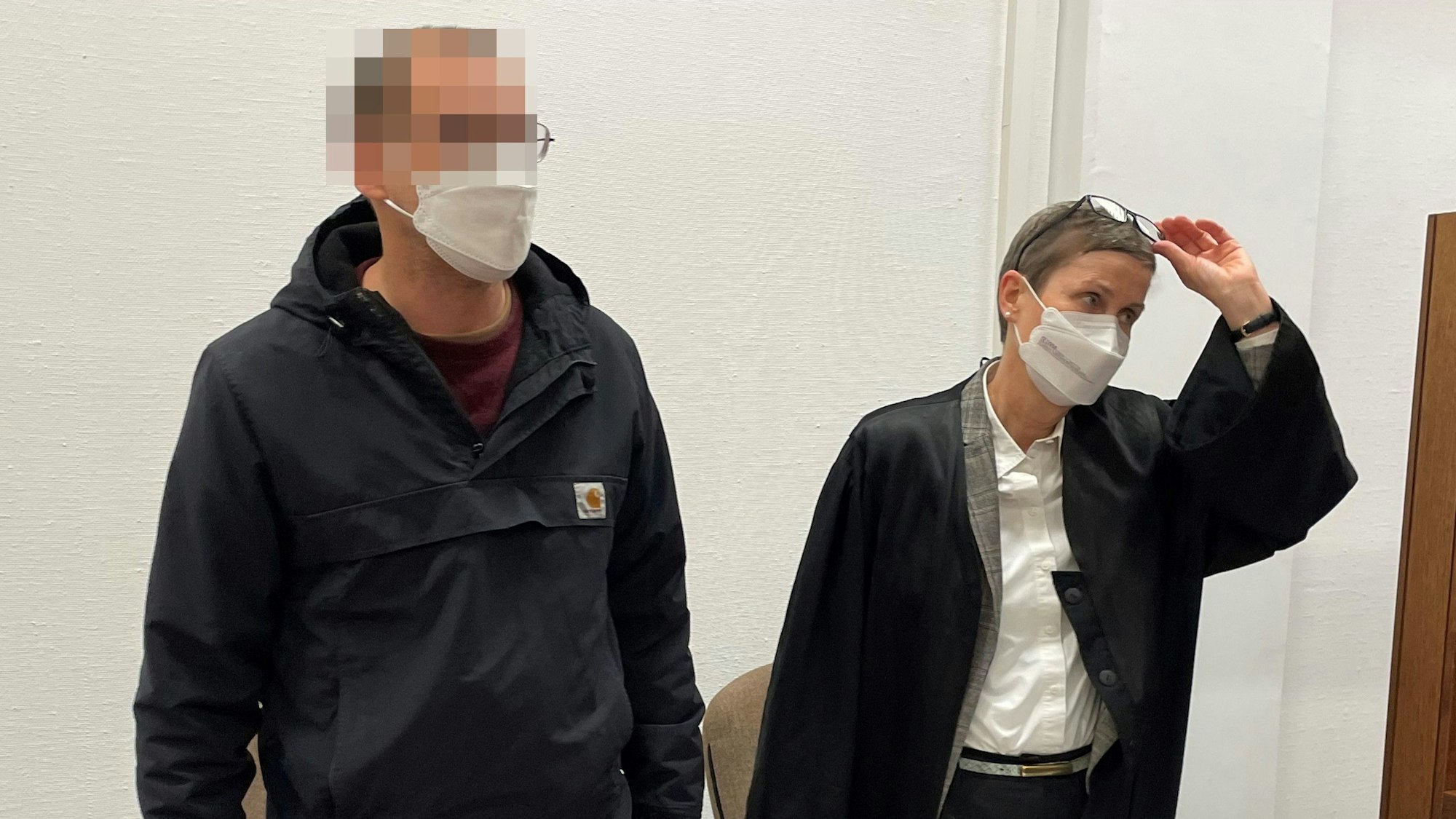 Brandanschlag auf den jüdischen Friedhof in Köln-Vogelsang: Der Beschuldigte im Landgericht mit Verteidigerin Susanne Cziongalla.