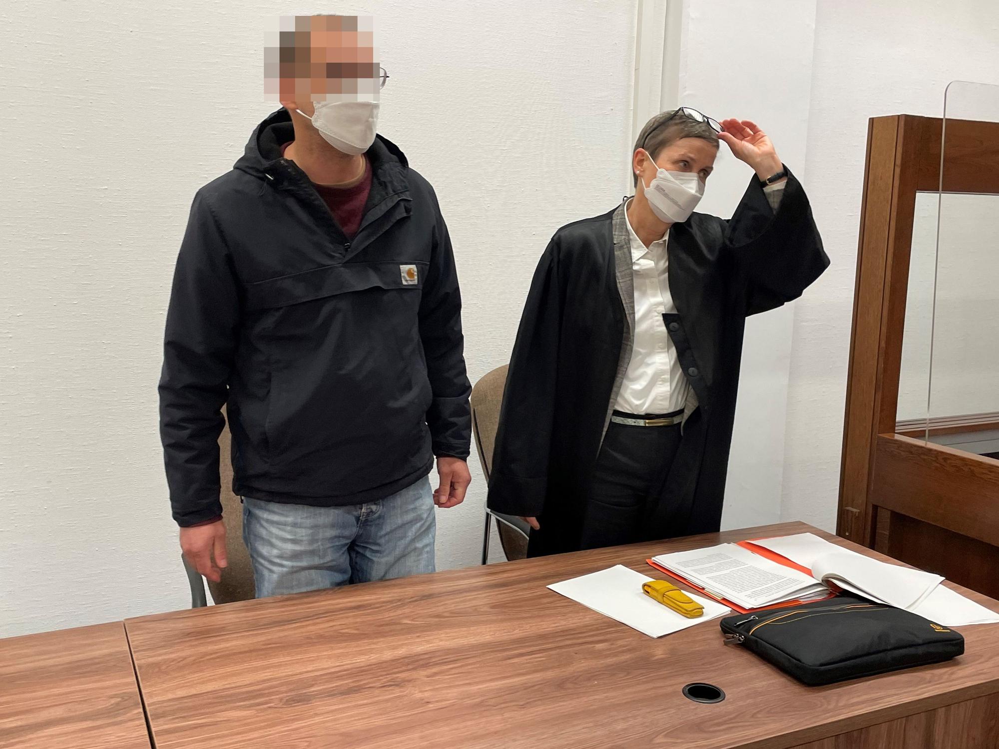 Brandanschlag auf den jüdischen Friedhof in Köln-Vogelsang: Der Beschuldigte im Landgericht mit Verteidigerin Susanne Cziongalla.