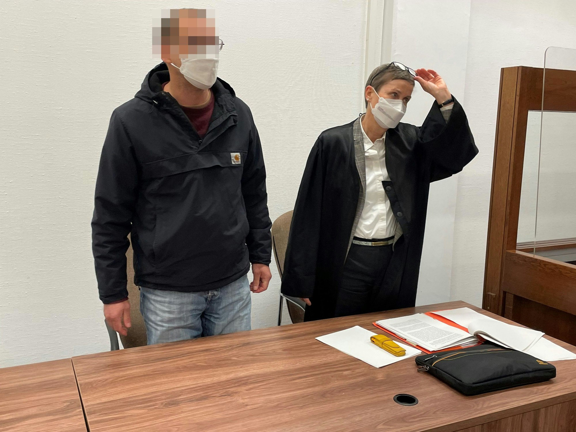 Brandanschlag auf den jüdischen Friedhof in Köln-Vogelsang: Der Beschuldigte im Landgericht mit Verteidigerin Susanne Cziongalla.