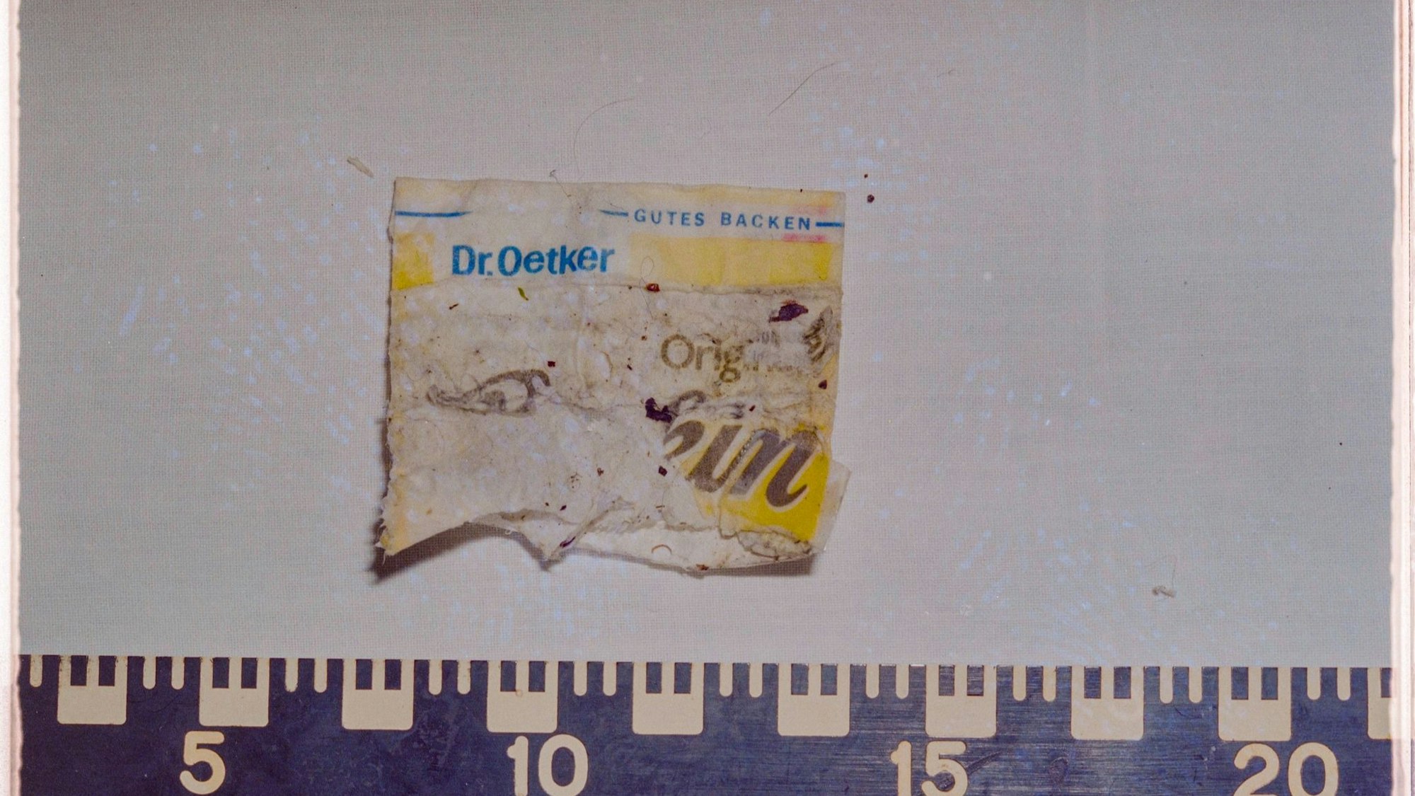 Eine aufgerissene, gelbe Tüte der Marke Dr. Oetker. In ihr war Backin-Pulver enthalten.