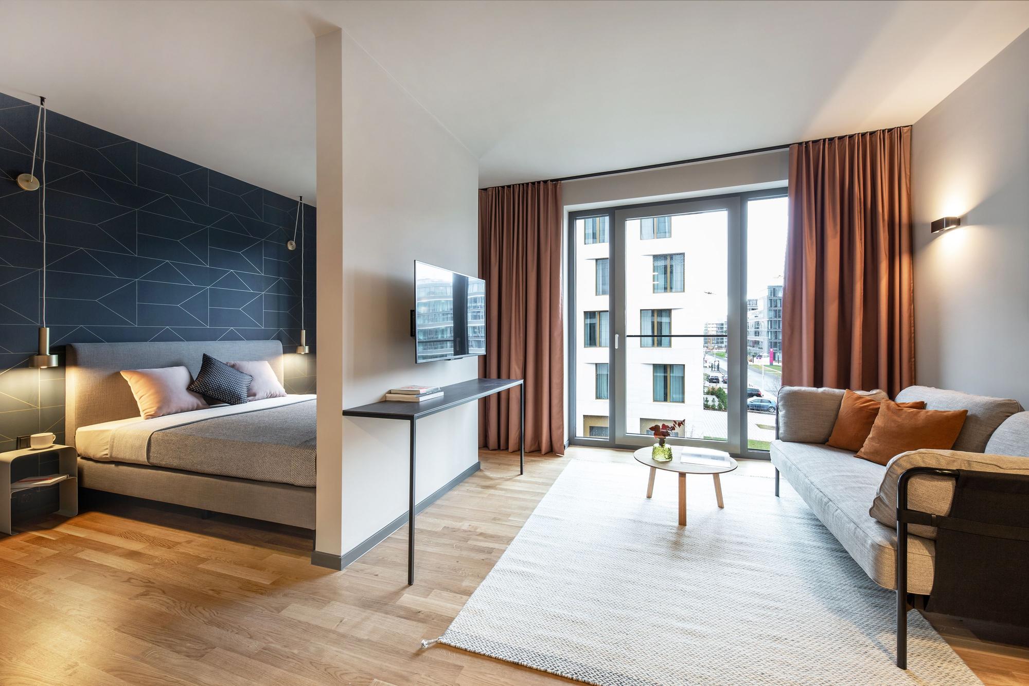 ipartment mit Sofa und Schlafbereich