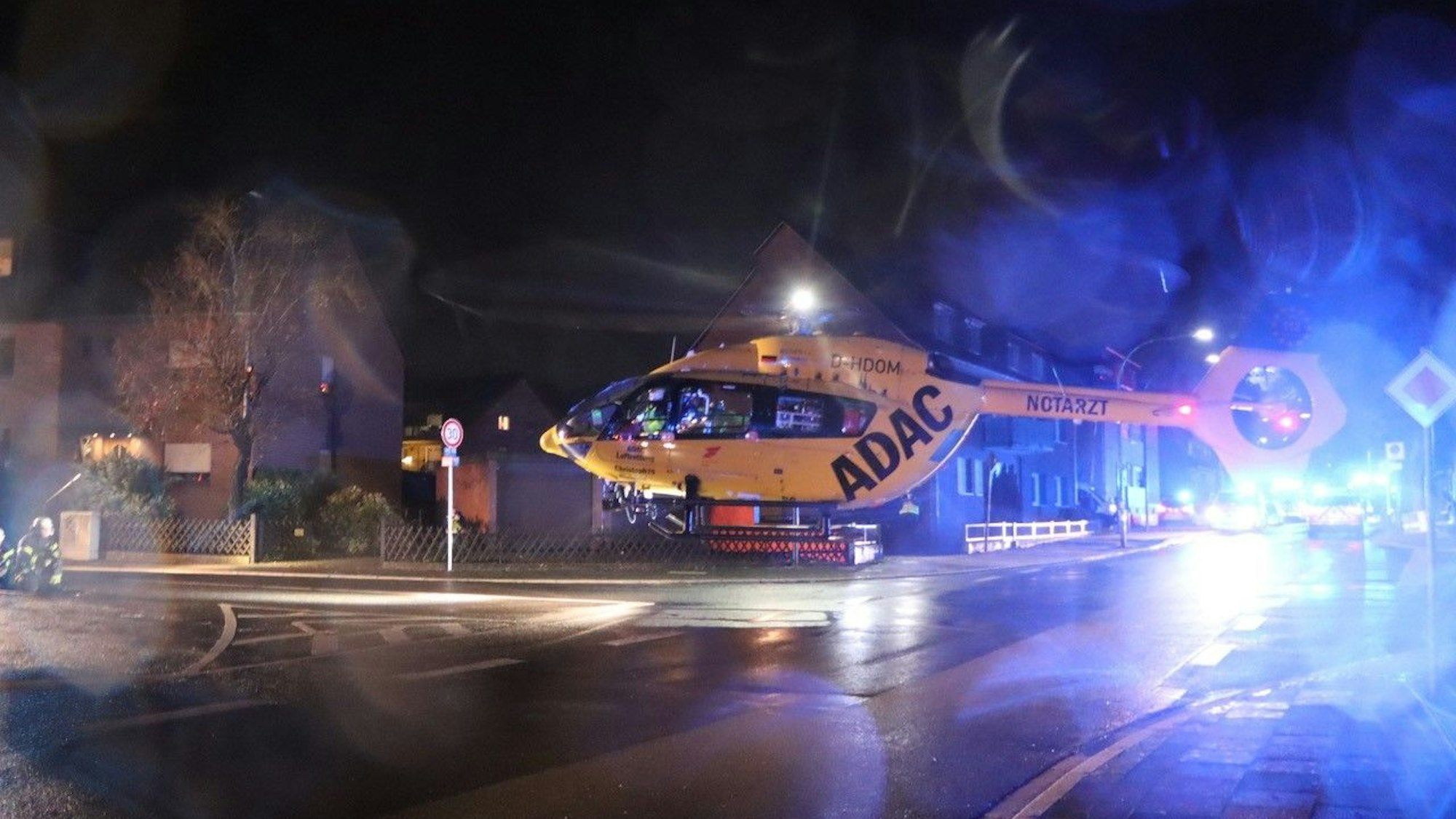 Zwei Rettungshelikopter landeten in der Nähe des brennenden Hauses in Hürth.