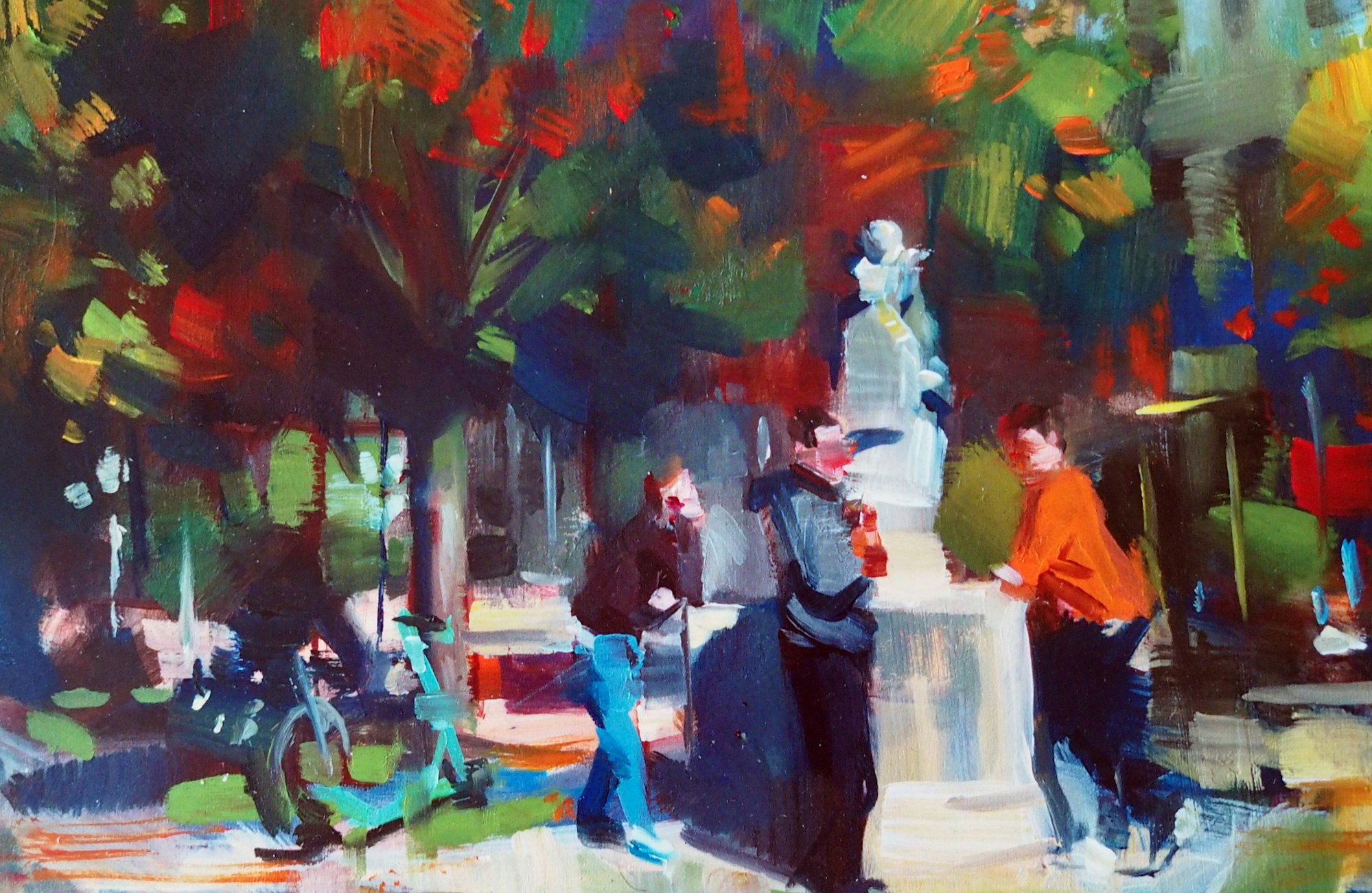 Das Bild von Torsten Wolber zeigt drei Männer und einen E-Scooter an einem Denkmal auf einem Platz.