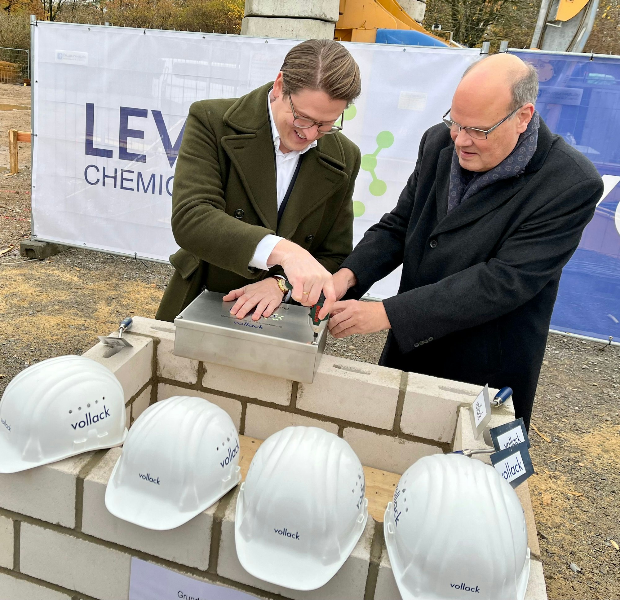 Marius Mühlenberg und Jens Becker bei der Grundsteinlegung für das neue Levaco-Quartier im November 2022.