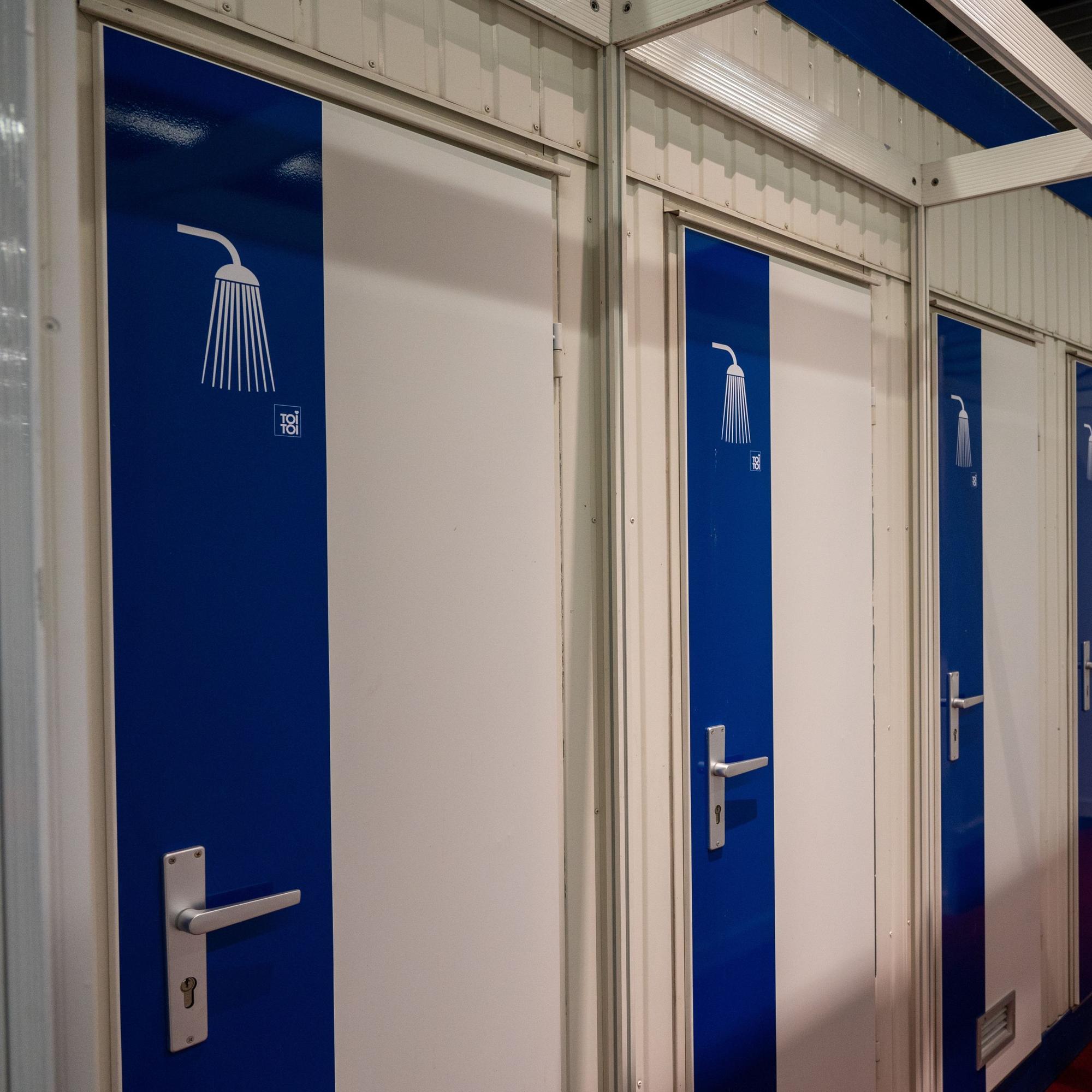 Duschkabinen für die Geflüchteten in der Messehalle 3.