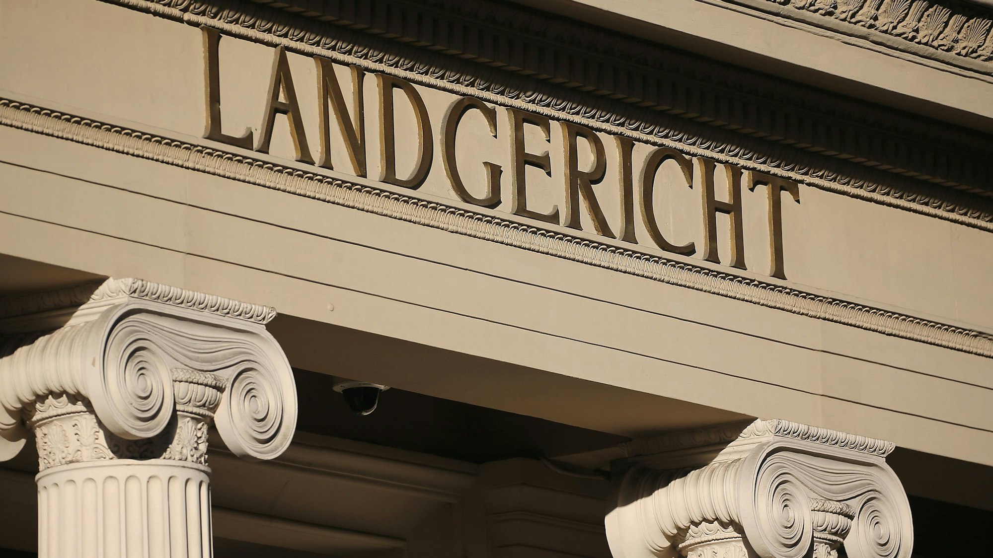 Das Portal des Gerichtsgebäudes mit antikisierenden Säulen und dem Schriftzug Landgericht