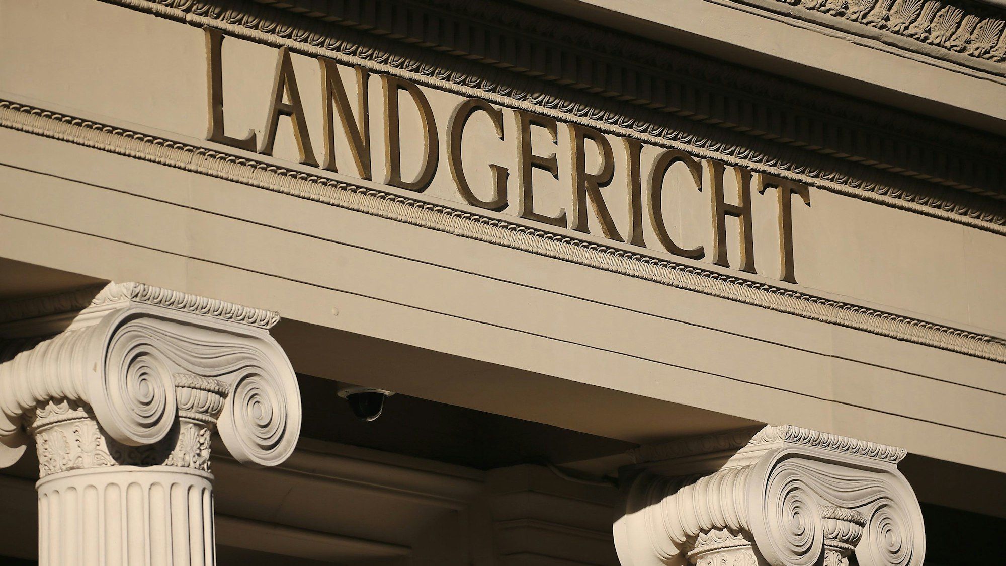 Das Portal des Gerichtsgebäudes mit antikisierenden Säulen und dem Schriftzug Landgericht