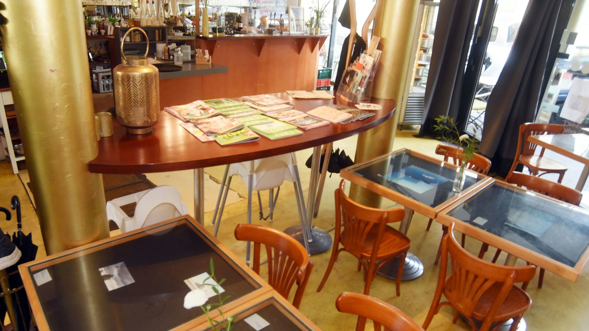 Der Innenraum des Café Vreiheit in Köln Mülheim