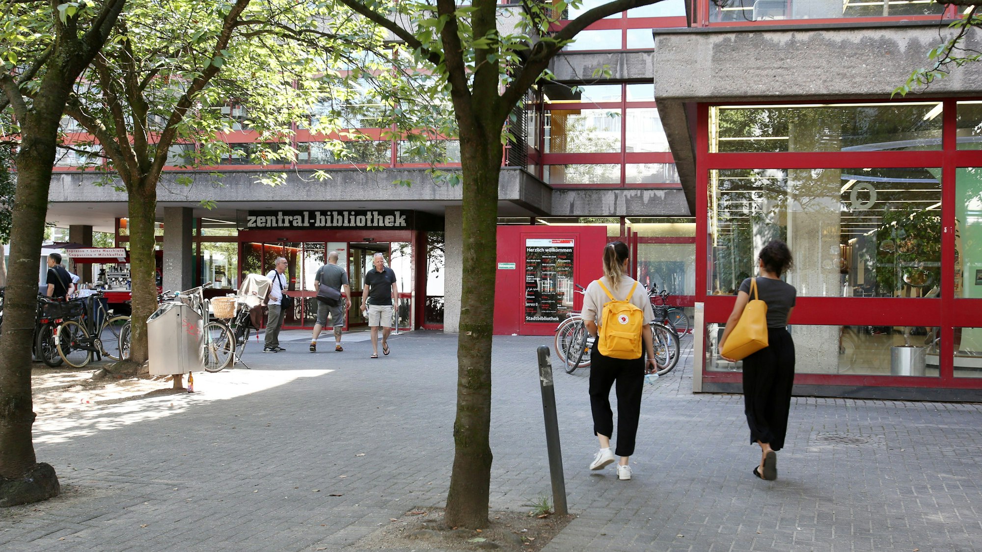 Das Bild zeigt Besucher, die sich vor der Zentralbibliothek am Josef-Haubrich-Hof aufhalten.