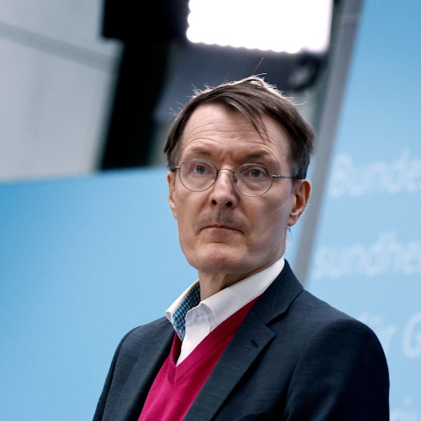 Karl Lauterbach (SPD), Bundesminister für Gesundheit, schaut bei einer Presseveranstaltung nachdenklich.