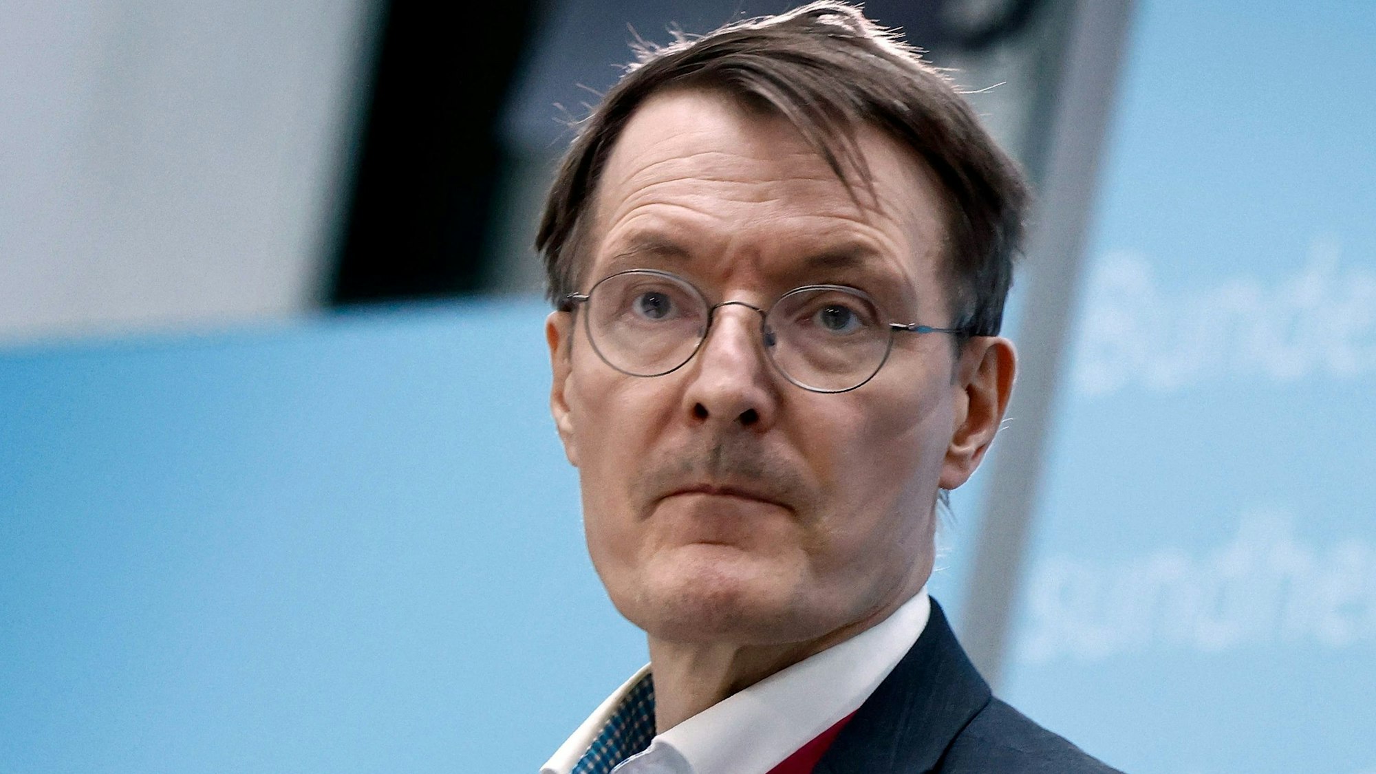 Karl Lauterbach (SPD), Bundesminister für Gesundheit, schaut bei einer Presseveranstaltung nachdenklich.