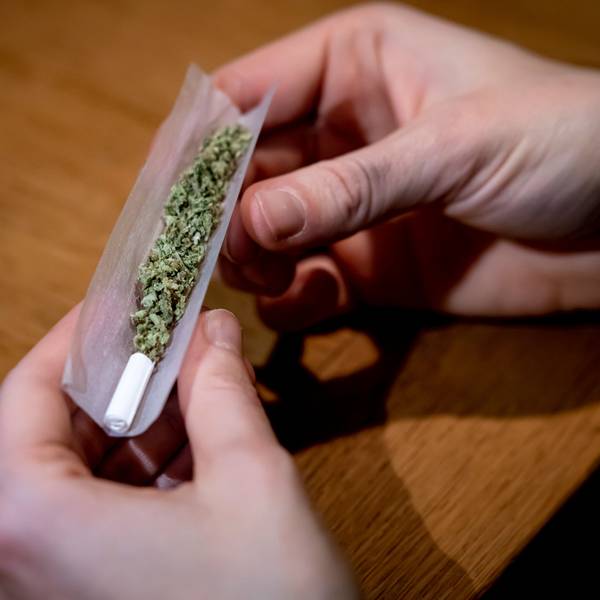 Eine Person dreht sich einen Joint.