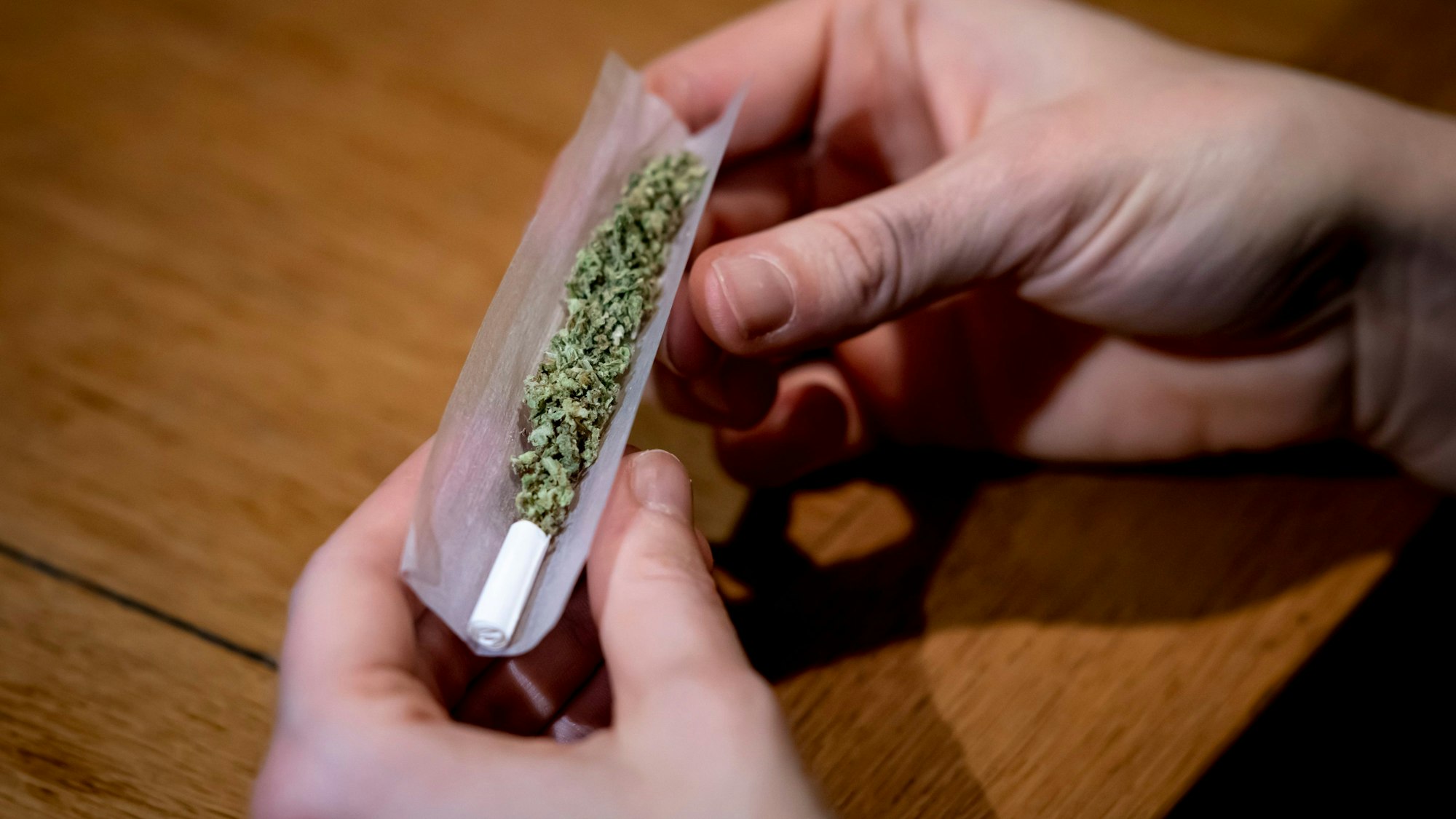 Eine Person dreht sich einen Joint.