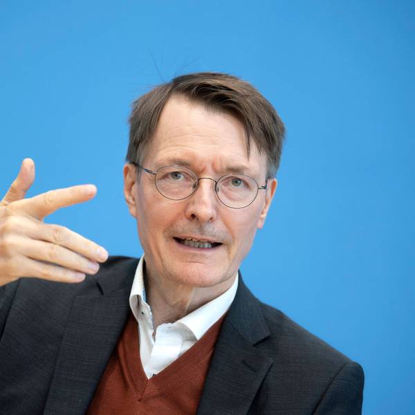 Karl Lauterbach, Bundesgesundheitsminister, gestikuliert bei einer Pressekonferenz.