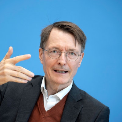 Karl Lauterbach, Bundesgesundheitsminister, gestikuliert bei einer Pressekonferenz.