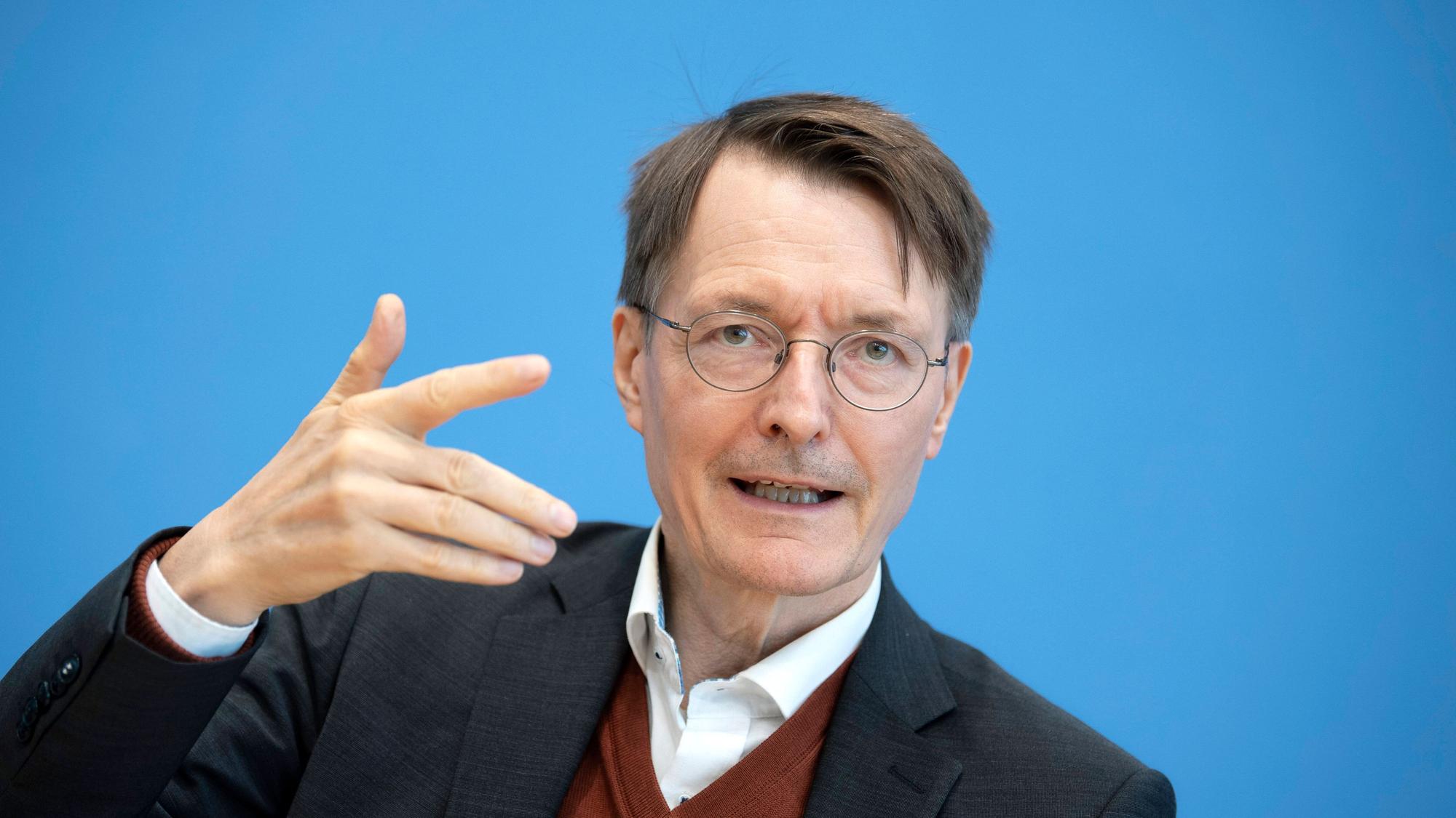 Karl Lauterbach, Bundesgesundheitsminister, gestikuliert bei einer Pressekonferenz.