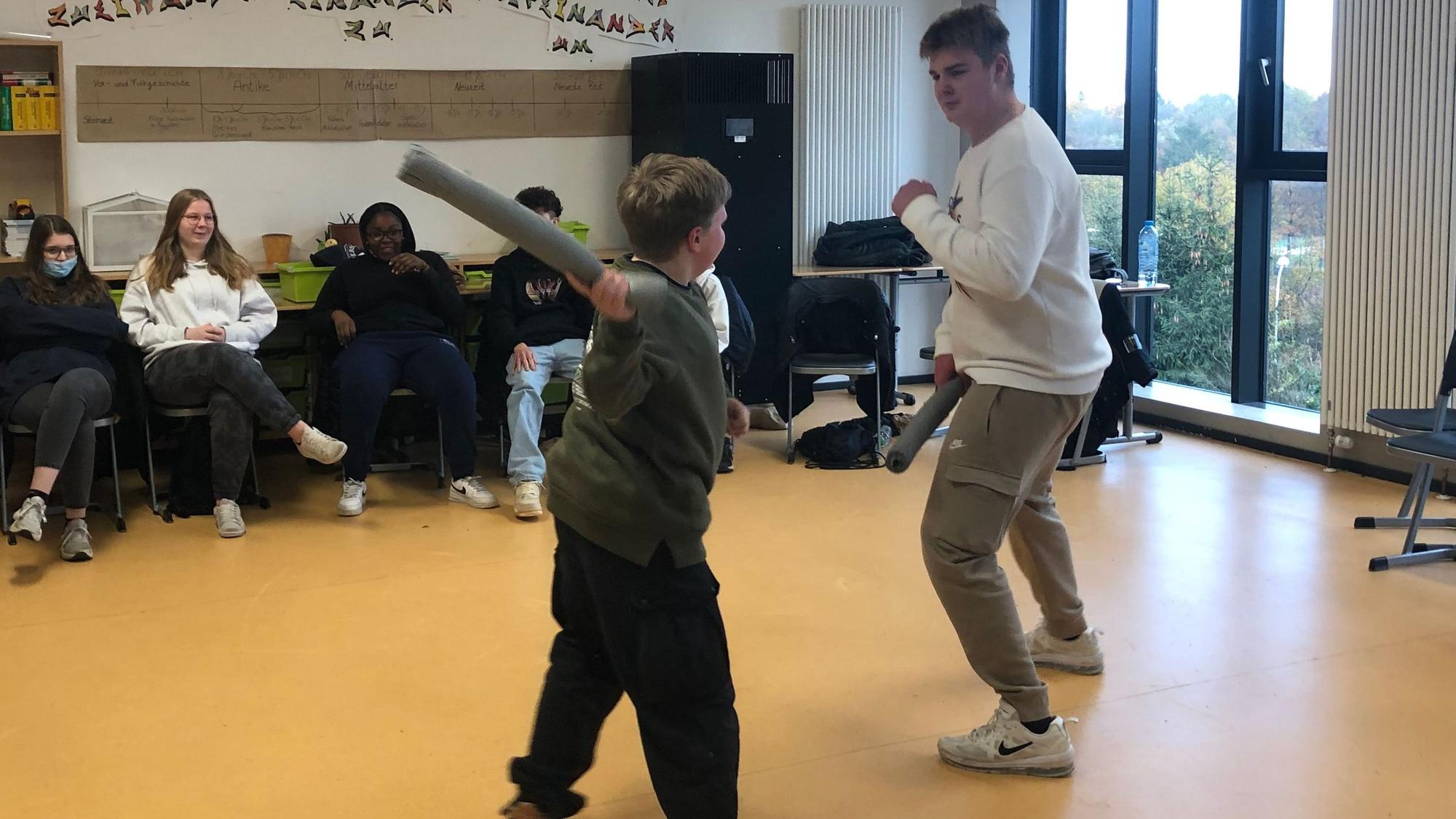 Gewaltprävention Sekundarschule Leverkusen 25.11.2022
freiwilliger Spaßkampf zwischen Klassenkameraden