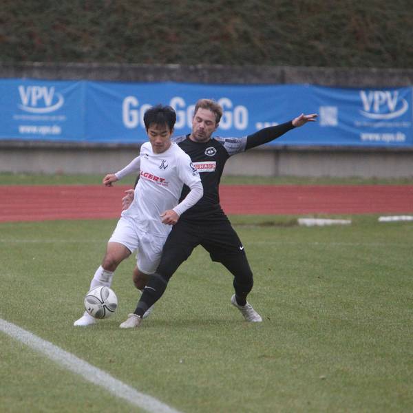 Ju-yong Jo (links) vom Siegburger SV 04 führt an der Seitenauslinie den Ball am Fuß, sein Frechener Gegenspieler stellt sein Bein dazwischen.