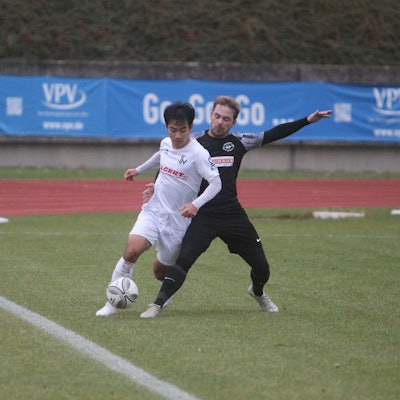 Ju-yong Jo (links) vom Siegburger SV 04 führt an der Seitenauslinie den Ball am Fuß, sein Frechener Gegenspieler stellt sein Bein dazwischen.