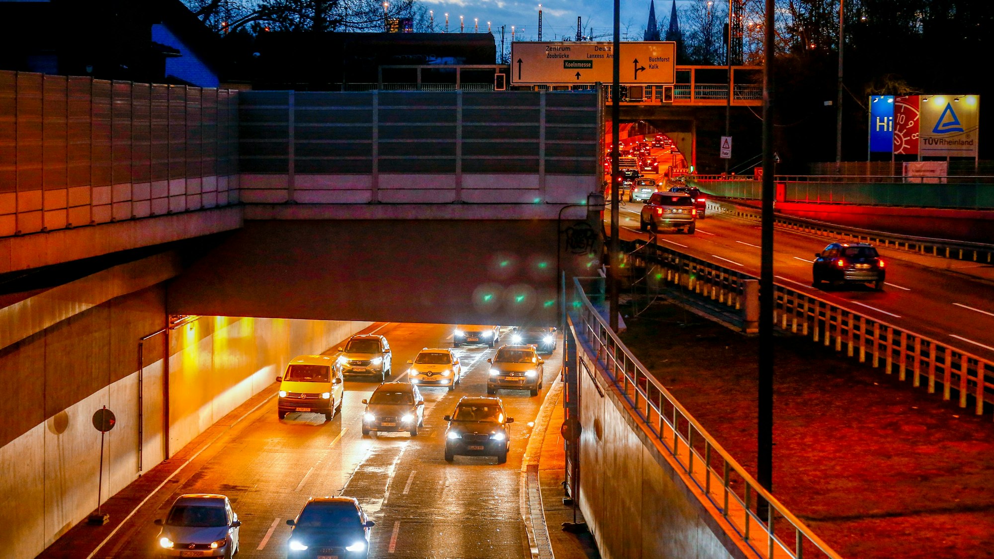 Blick Richtung Dom und Innenstadt auf den neu ausgebauten Autobahntunnel der B55a in Köln Kalk (Kalker Tunnel).