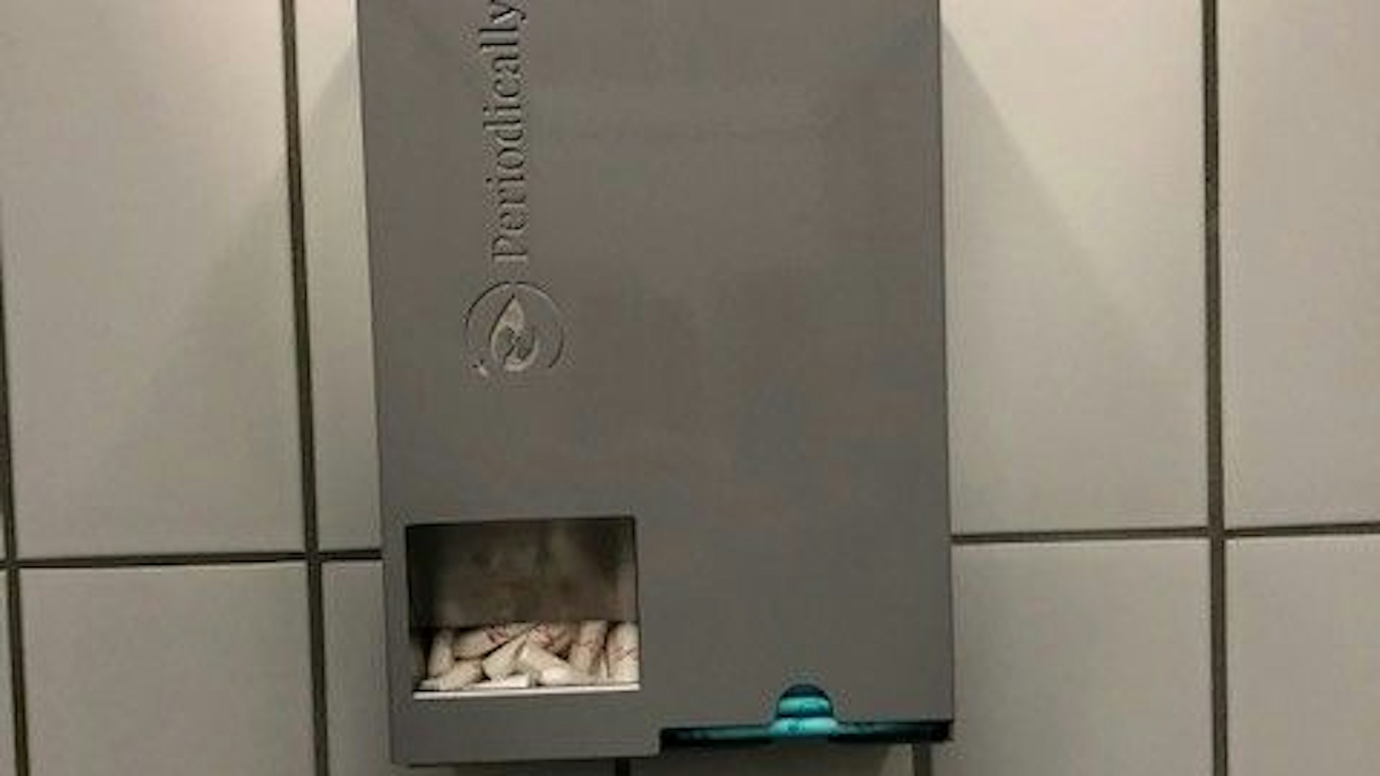 Ein dunkelgrauer Automat mit kostenlosen Periodenartikeln auf der Mädchentoilette am Städtischen Gymnasium Leichlingen.