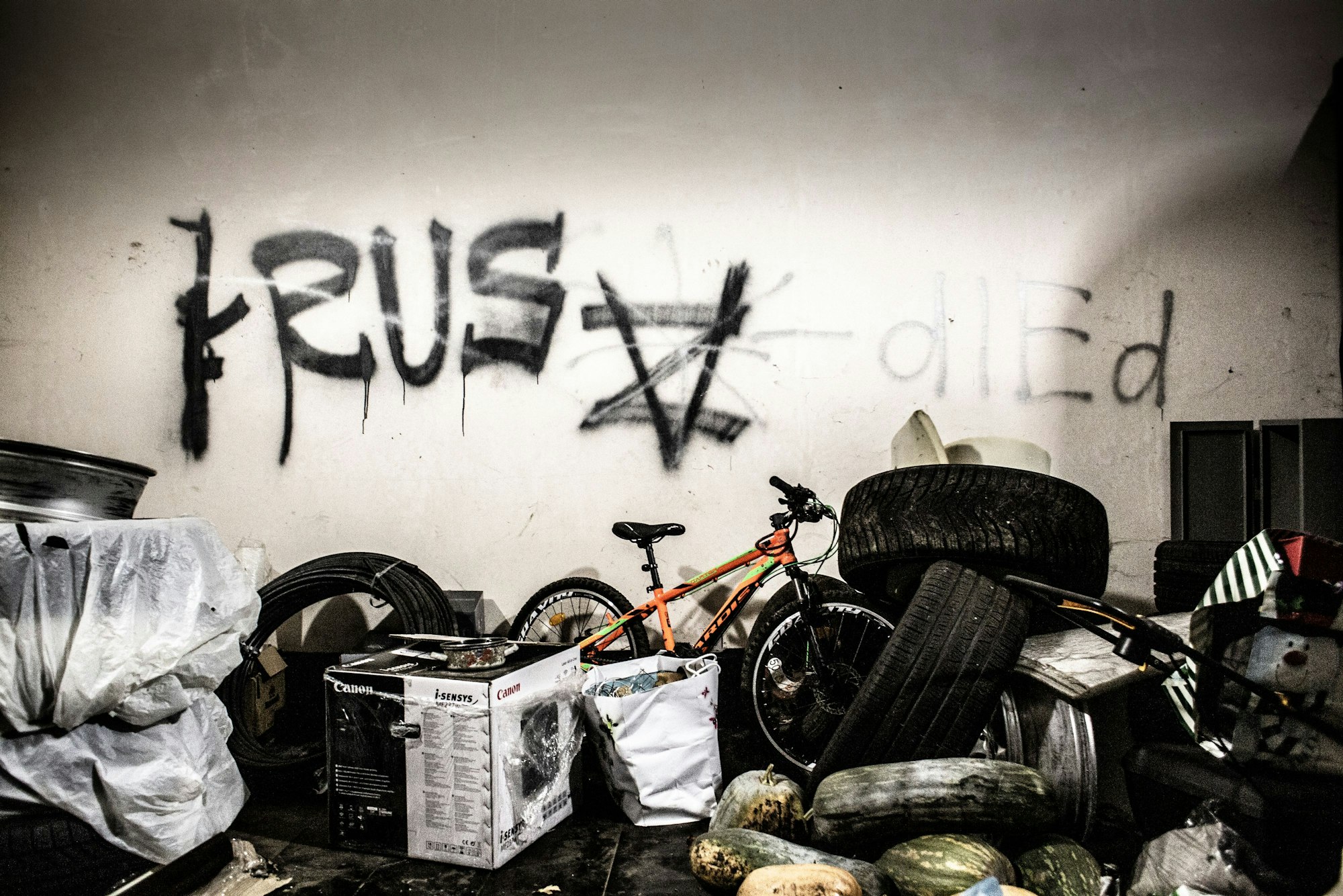 Graffiti, das Russen im Haus von Lesya Kolosenko hinterlassen haben.