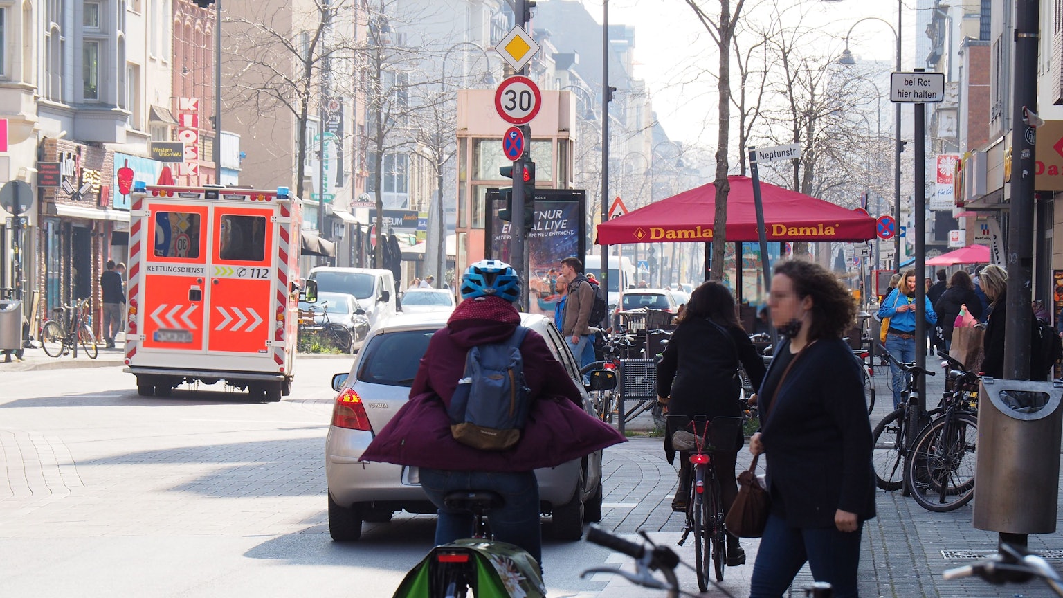 Eine Fahrradfahrerin fährt über die Venloer Straße.