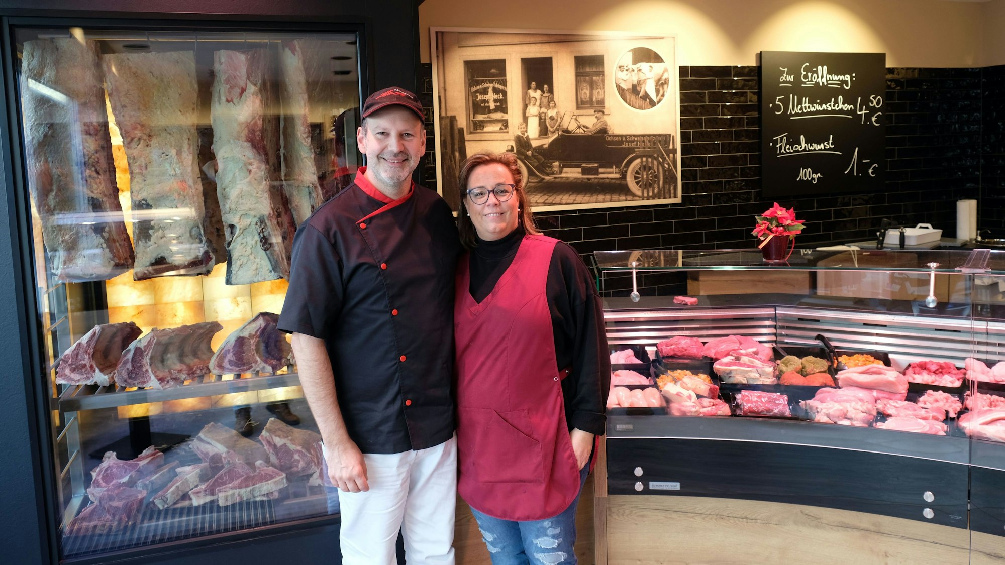 Udo Heck und seine Frau Nadine Heck-Weber stehen in ihrer neuen Metzgerei.