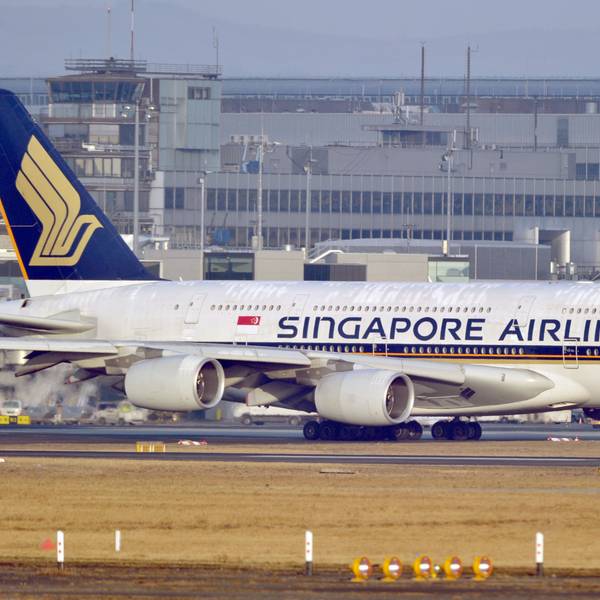 Ein Airbus A380 der Singapore Airlines rollt auf dem Flughafen Frankfurt. (Symbolbild)