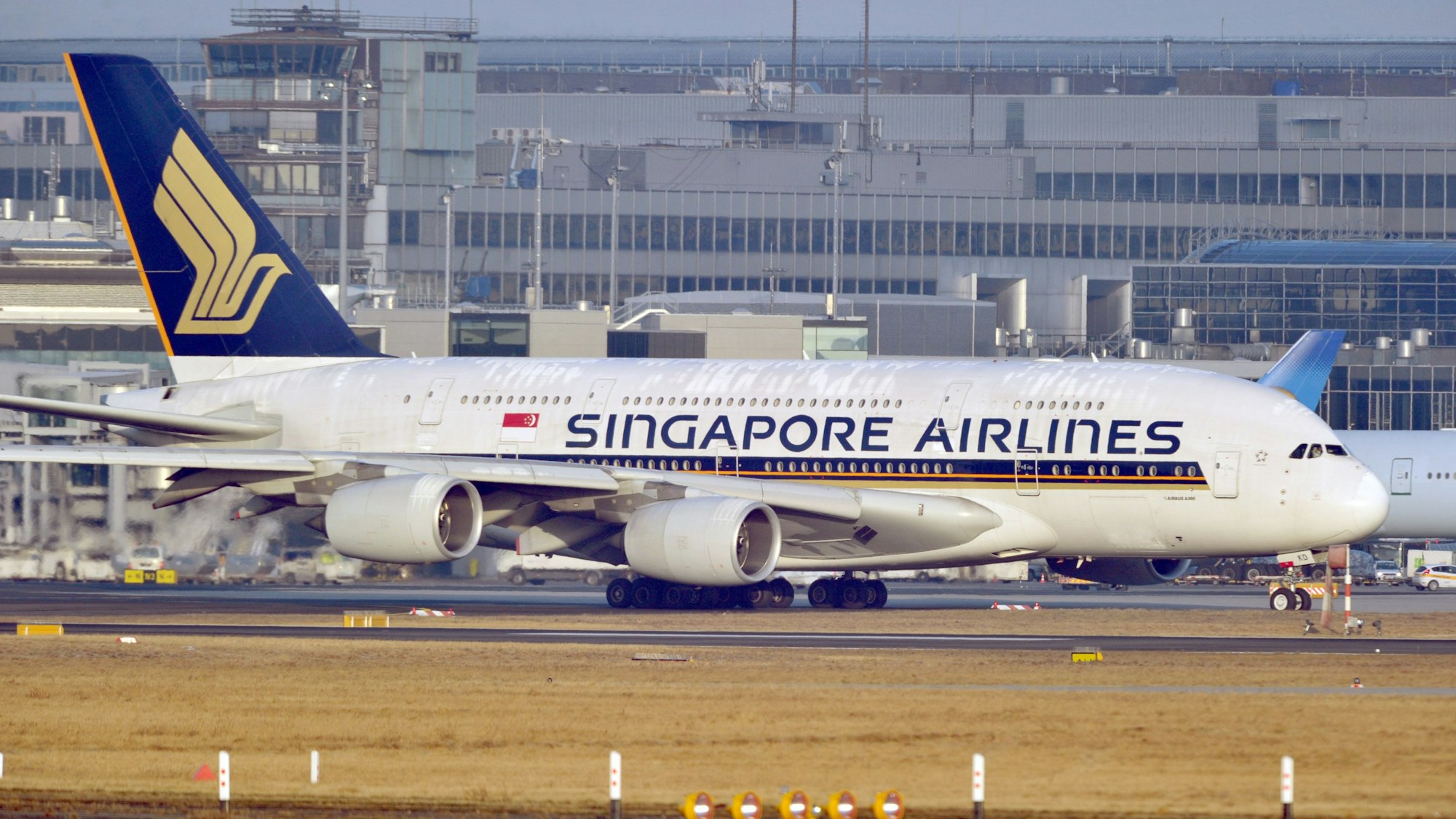 Ein Airbus A380 der Singapore Airlines rollt auf dem Flughafen Frankfurt. (Symbolbild)