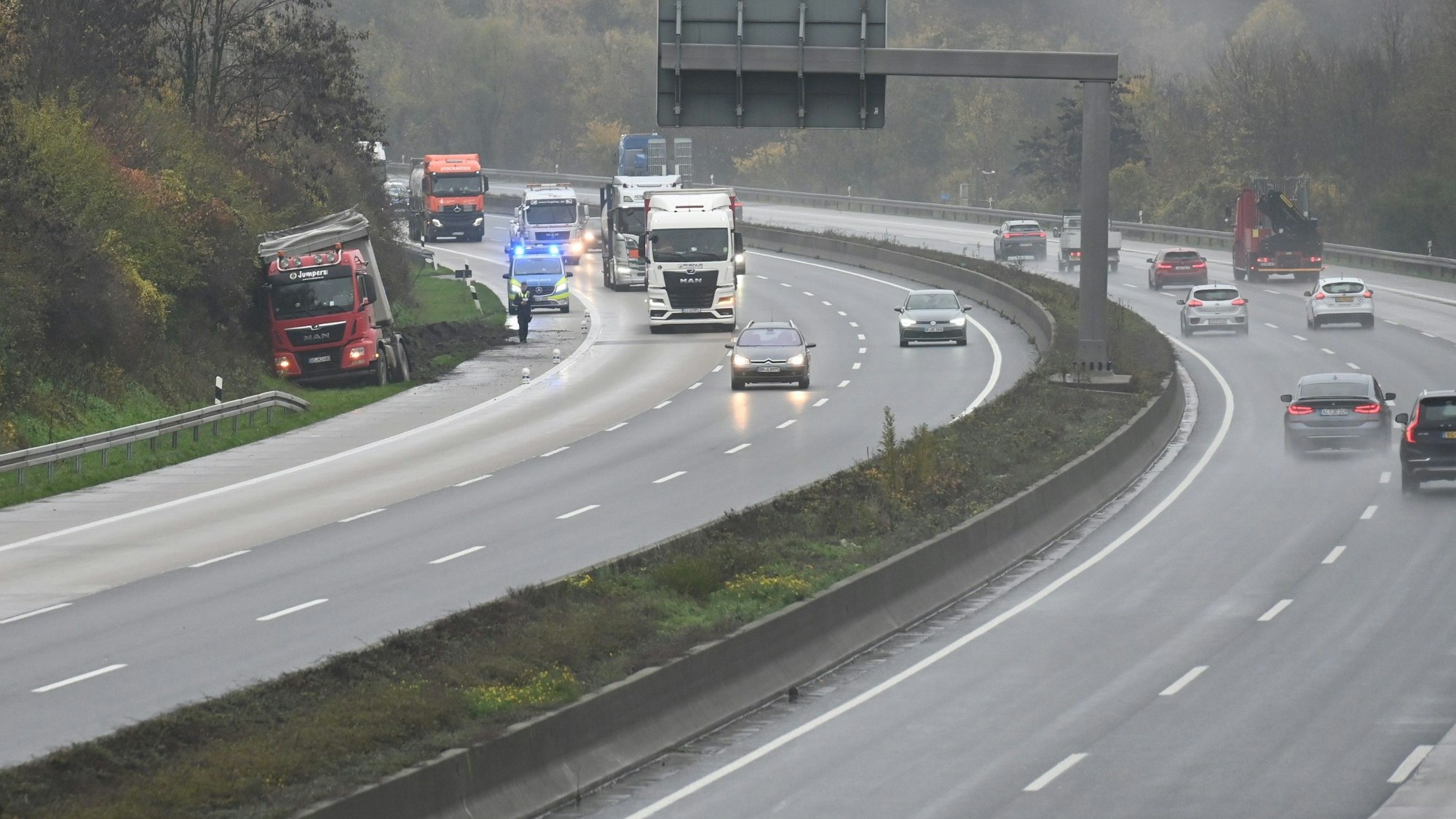 Das Foto zeigt die A4 zwischen Frechen und Kerpen. Zwei der drei Fahrspuren werden ab dem 14. März 2023 nachts gesperrt.